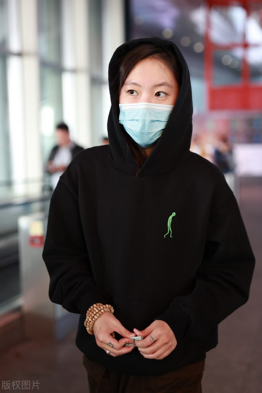 窦靖童机场街拍,打扮简约休闲,独特有魅力!