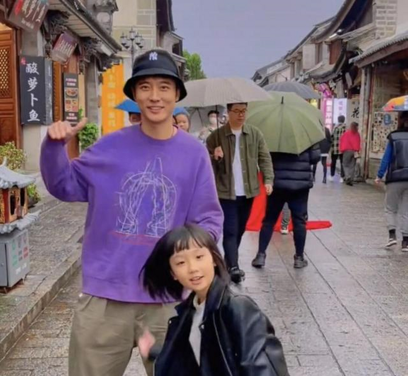 7岁的女儿张晞彤则是穿着黑色皮衣,既可爱又有酷帅感.