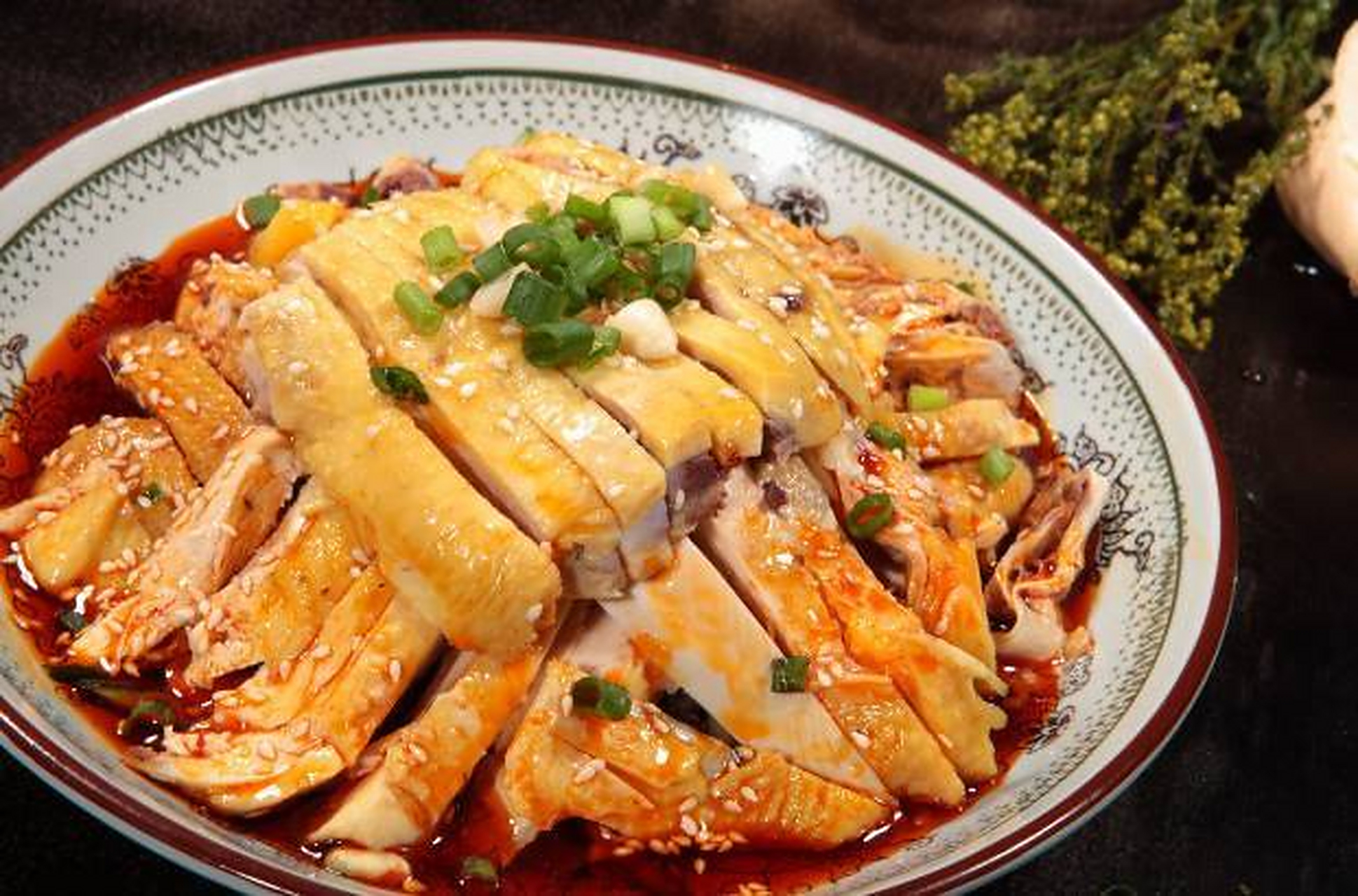 古蔺麻辣鸡:它是古蔺当地人的一种传统特色食品,它以鲜,香,麻,辣,著称