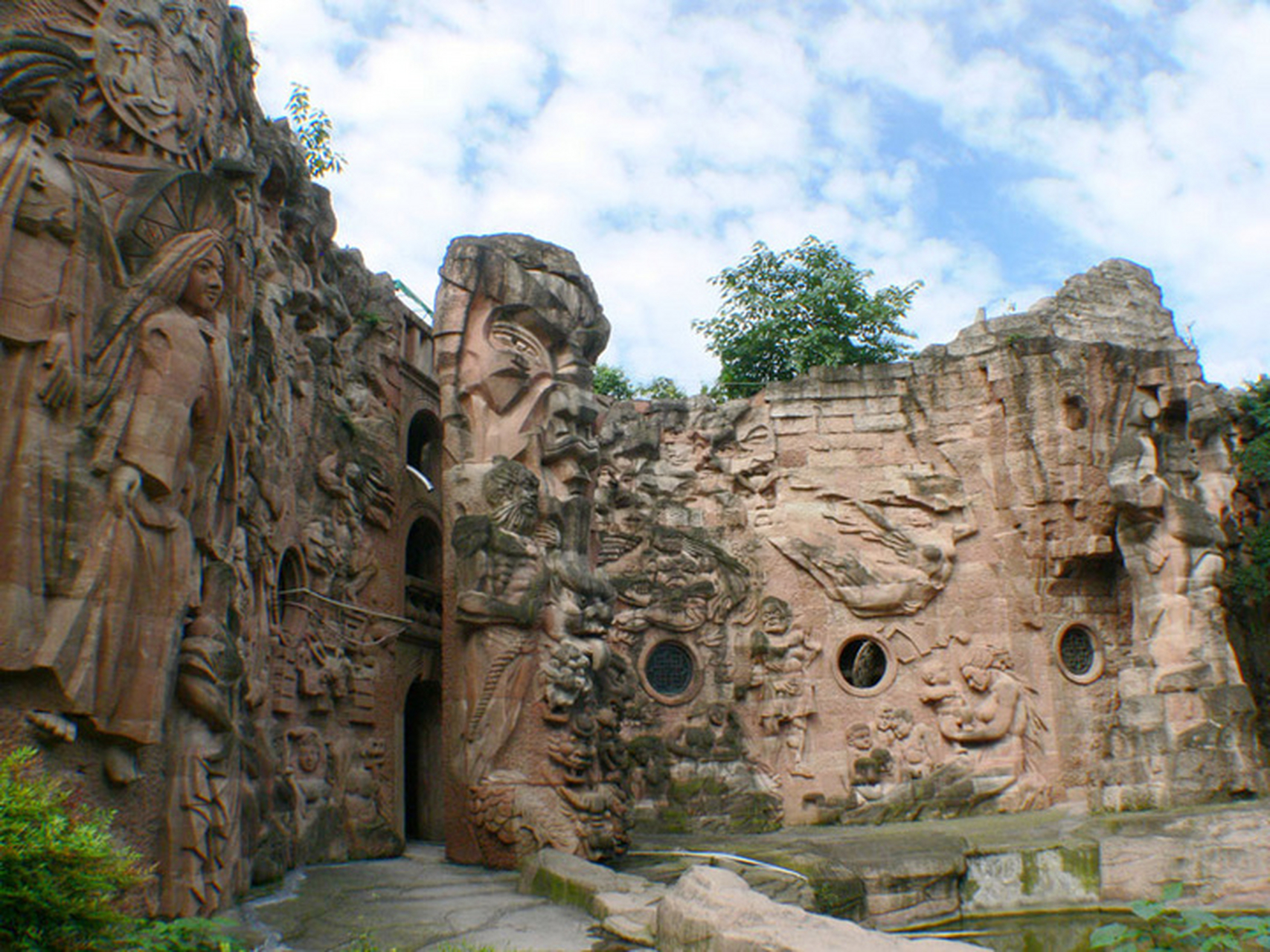 石刻艺术墙:位于德阳市内泰山北路干道旁,由牛门,生命之歌,艺术长廊