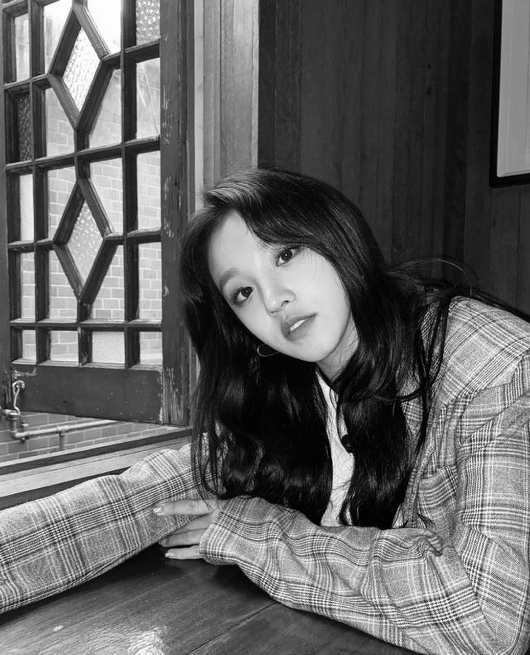 宋雨琦身穿格纹西装,甜酷养眼,个性十足