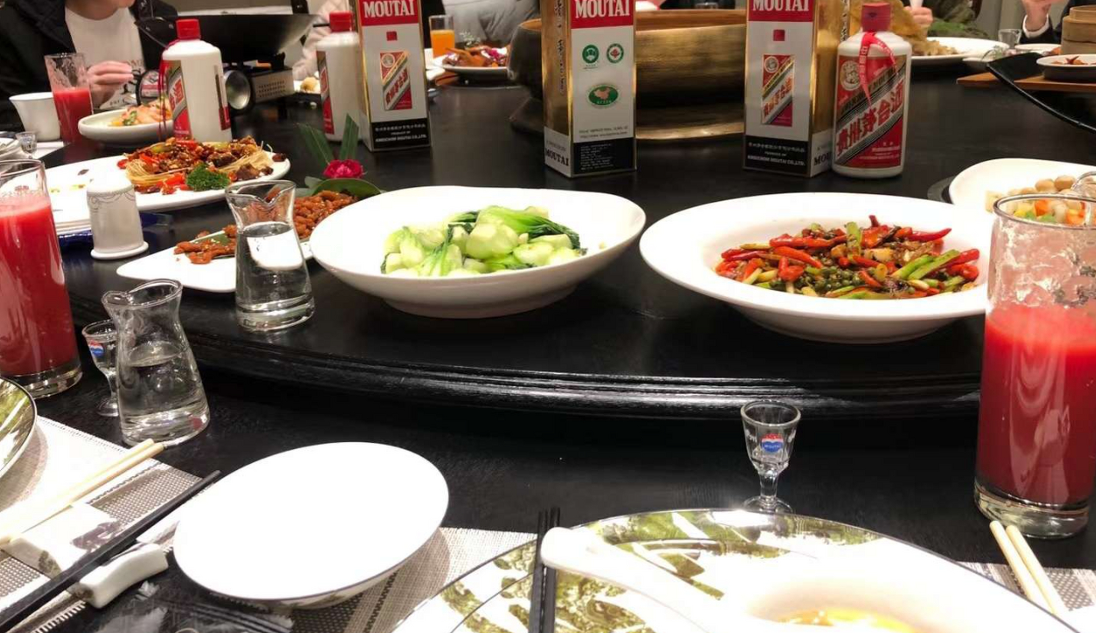 白酒#山东青岛20位退休老领导聚会,点满桌海鲜,连开10瓶茅台,去付款