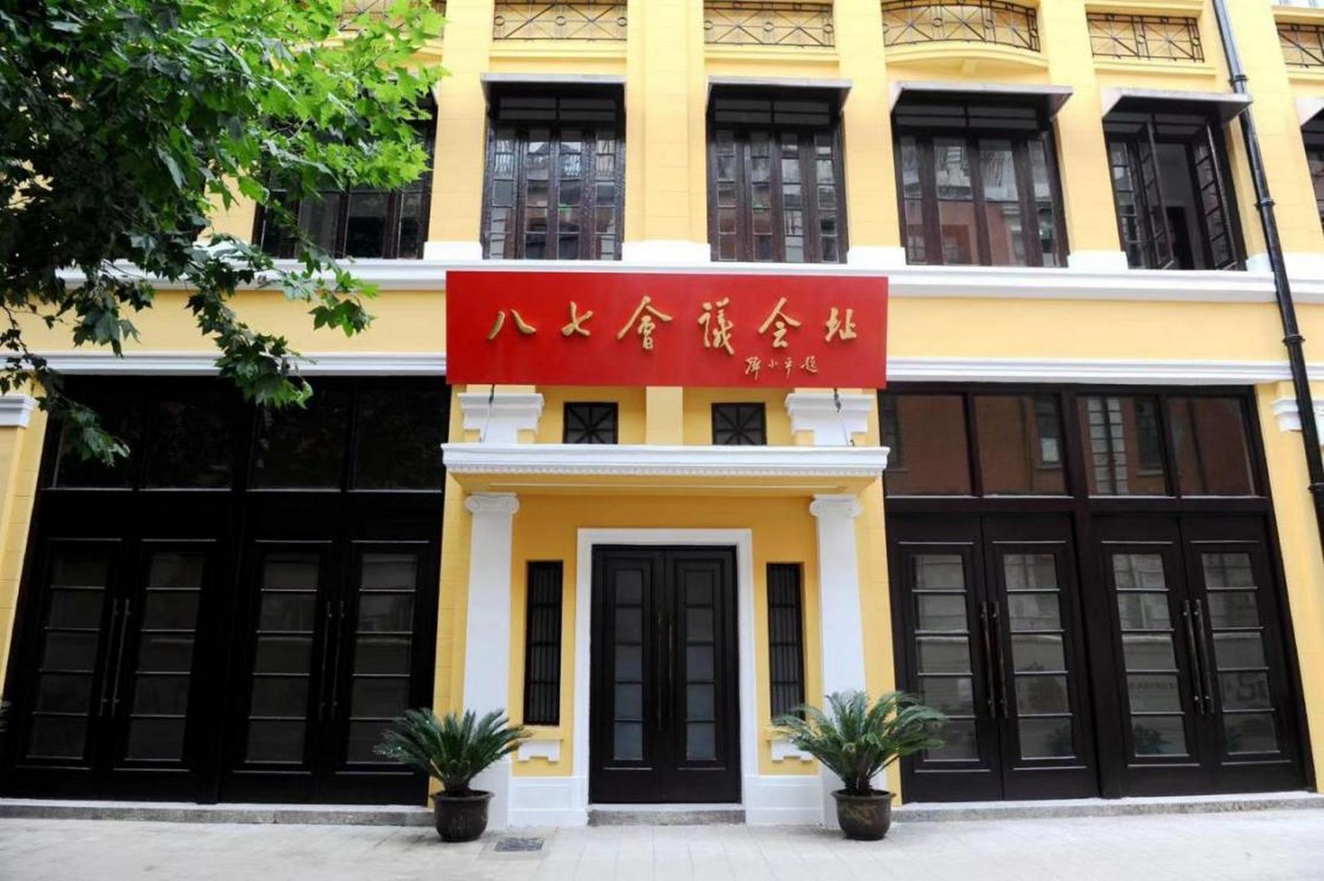 在八七会议会址纪念馆,展示有张太雷烈士写给妻子的信,和他使用过的