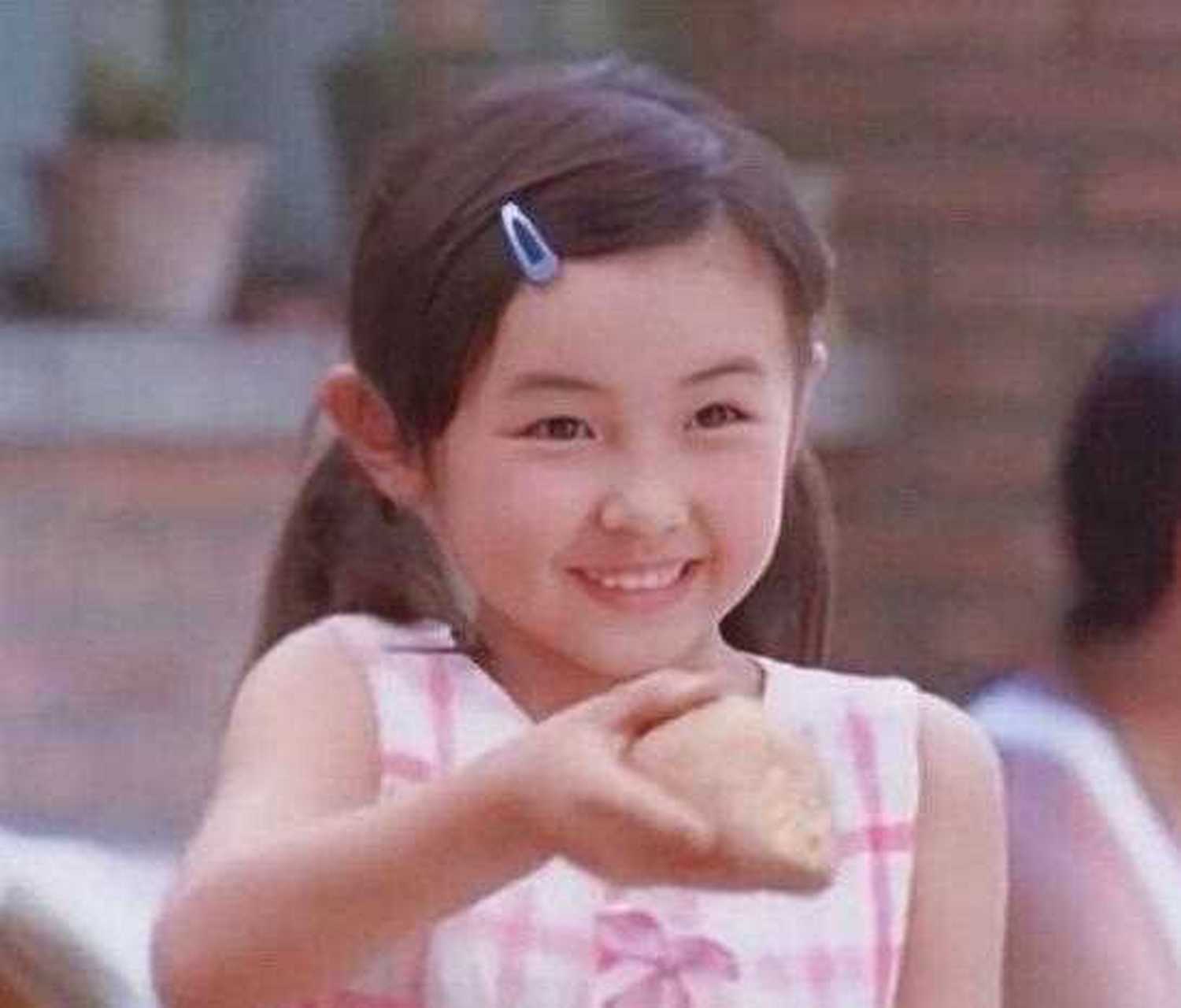 子枫妹妹 ,真是从小美到大,尤其是那双月亮眼,笑起来太好看啦.