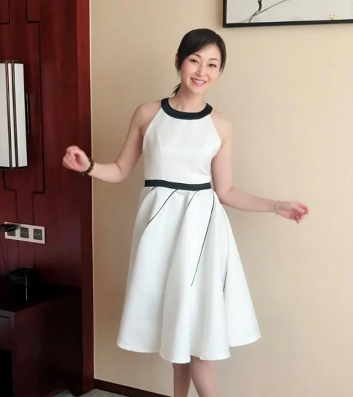 快50岁的万绮雯身材更窈窕,穿白色肚兜式连衣裙,状态让人羡慕