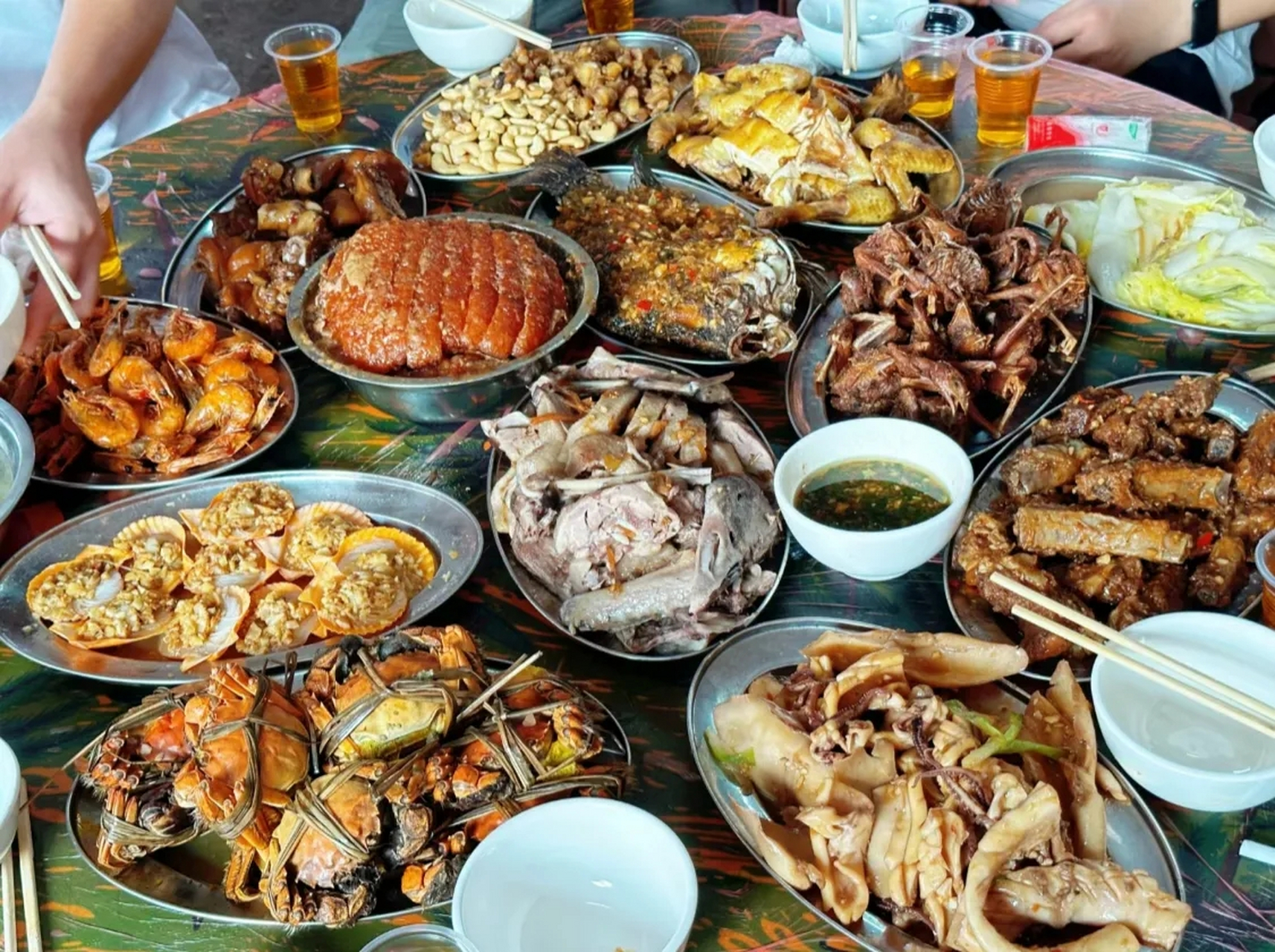 广西朋友办酒请客吃饭,必有扣肉白切鸡,妥妥的酒肉大餐啊,放眼望去全