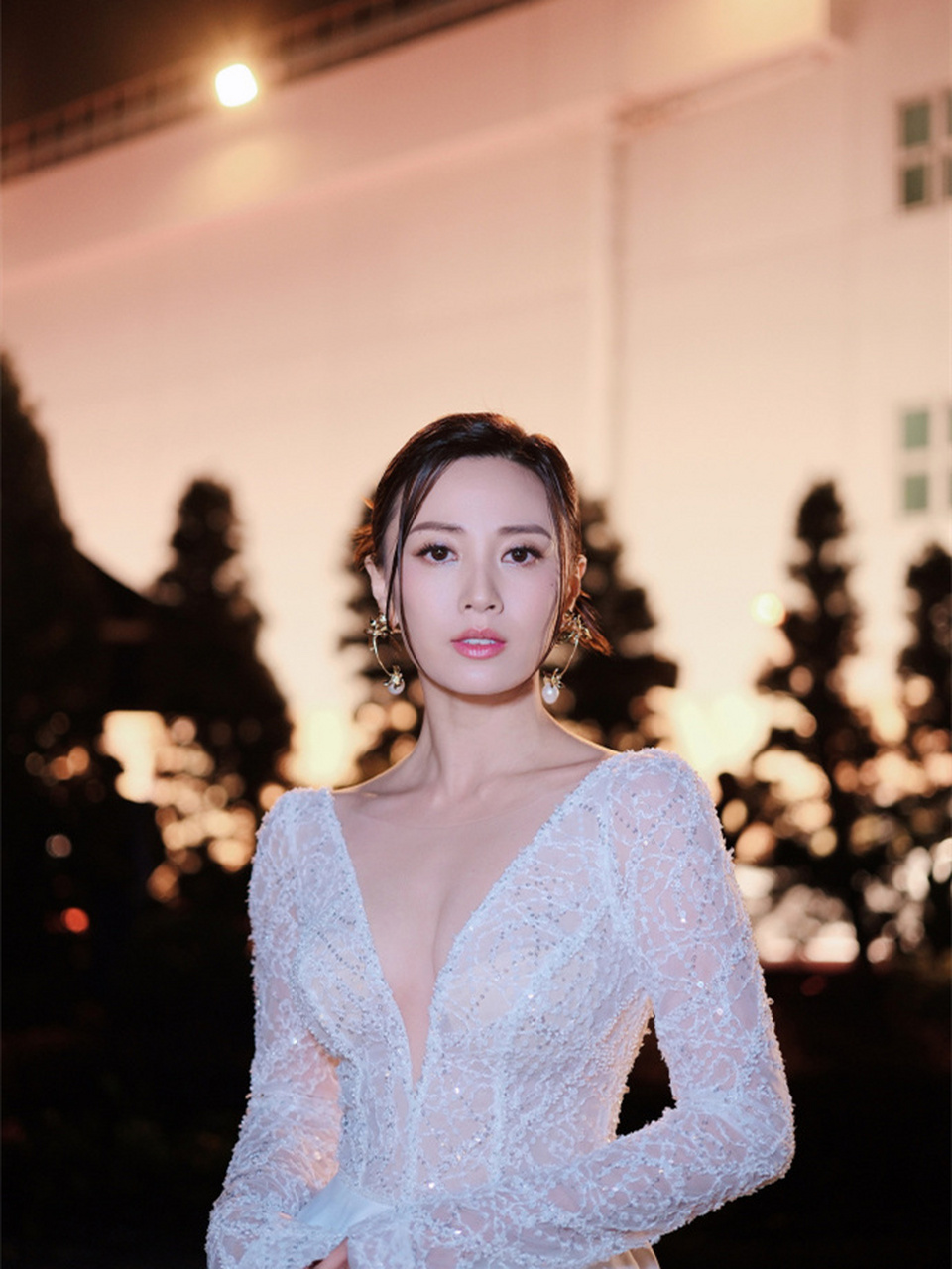 朱晨丽参加tvb 56周年台庆的礼服!白色半透明低胸上衣,纯白裙子,真美!