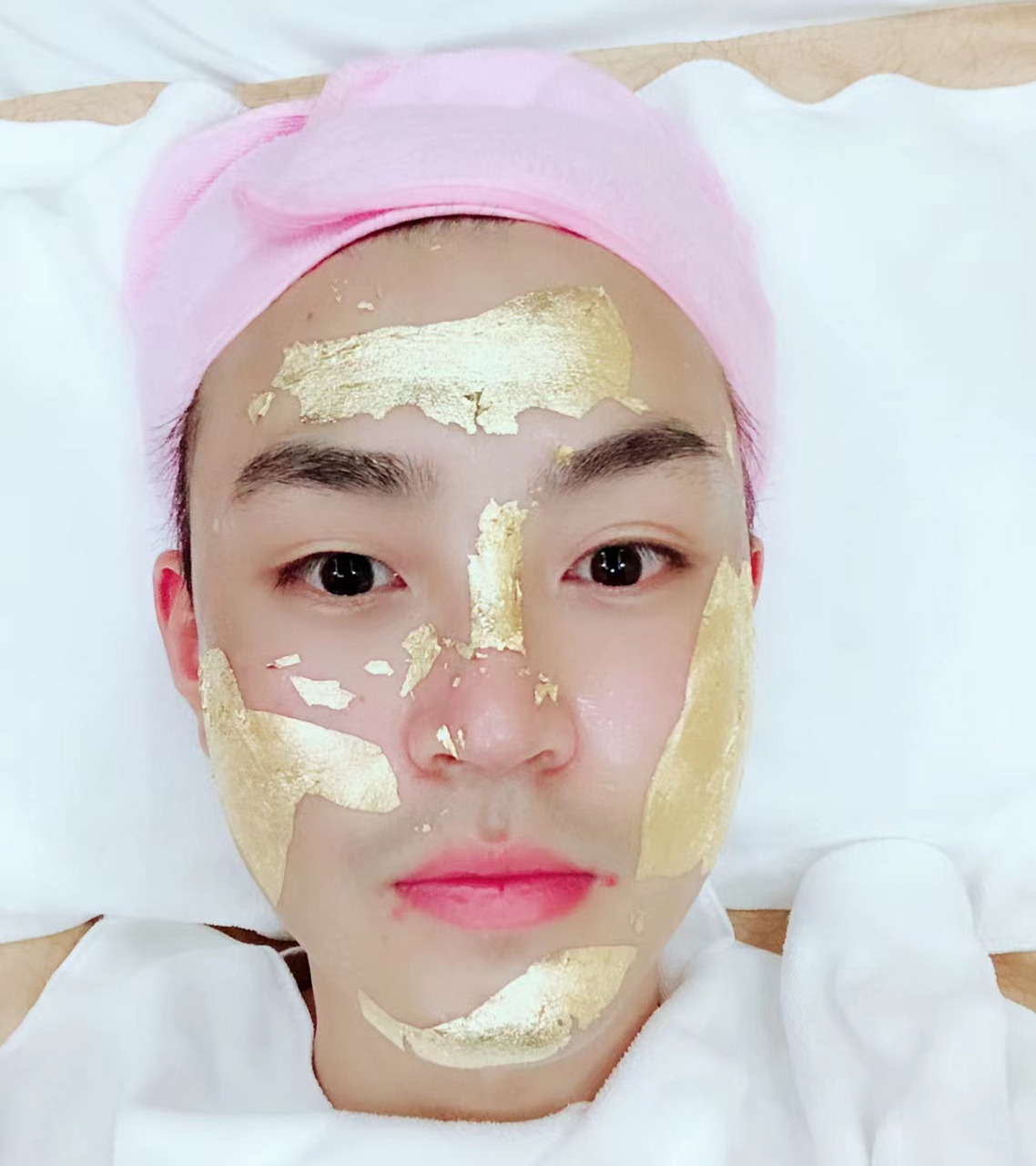 今天做了一个黄金焕肤,感觉超赞哦~ 在这个看脸的时代,男孩子也要精