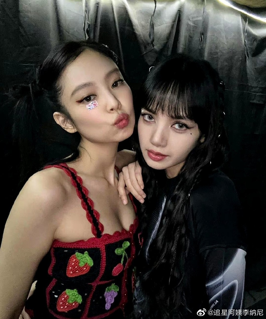 jennie与lisa# 比心照,两位大美女感情好好!