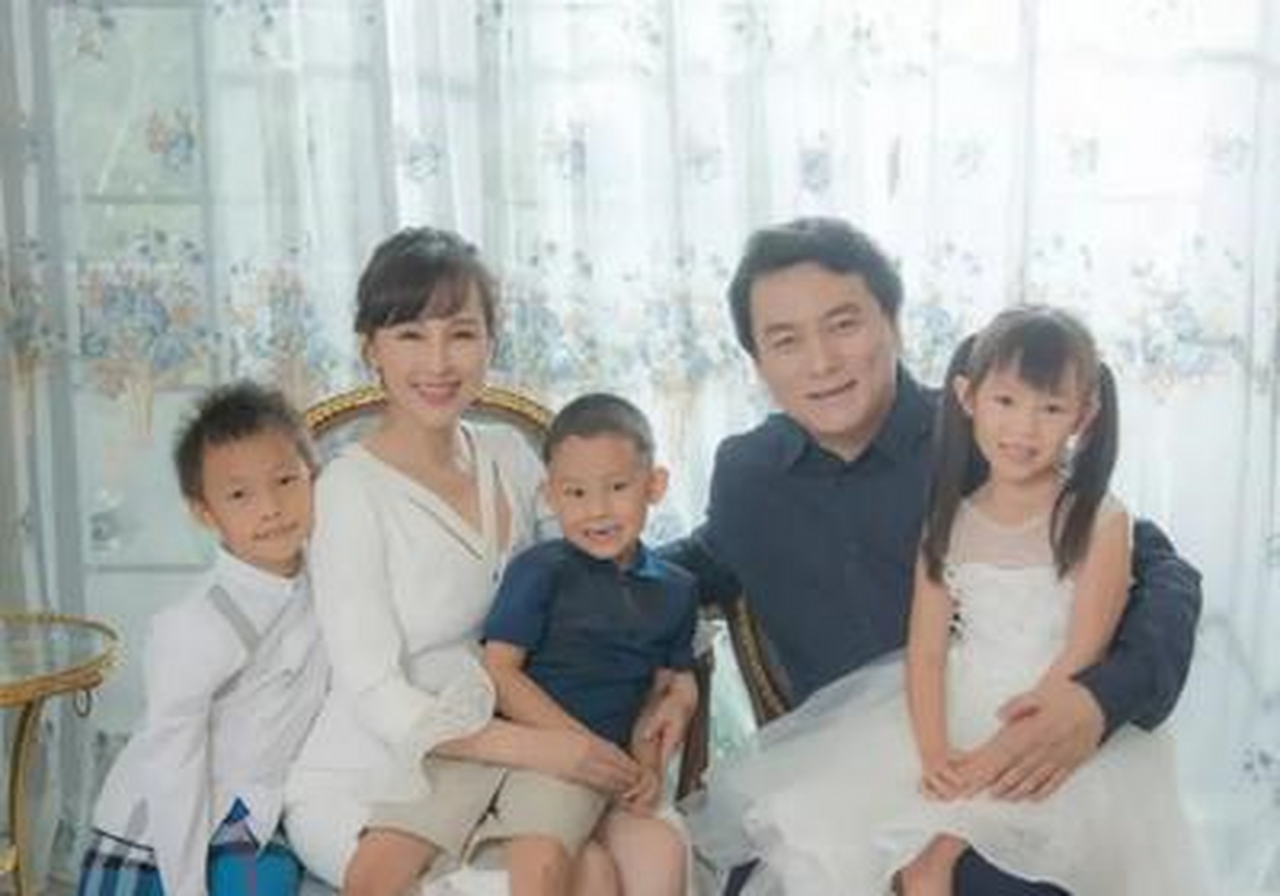 郭靖宇的妻子岳丽娜太成功了,当年不顾家人反对执意嫁给了郭靖宇,19岁