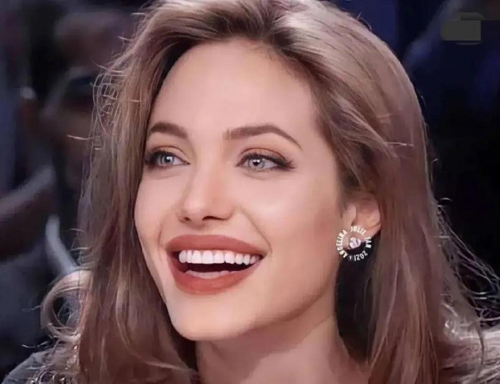 安吉丽娜朱莉永远的性感女神,丰满的嘴唇,迷人的笑容,妩媚的眼神,号称