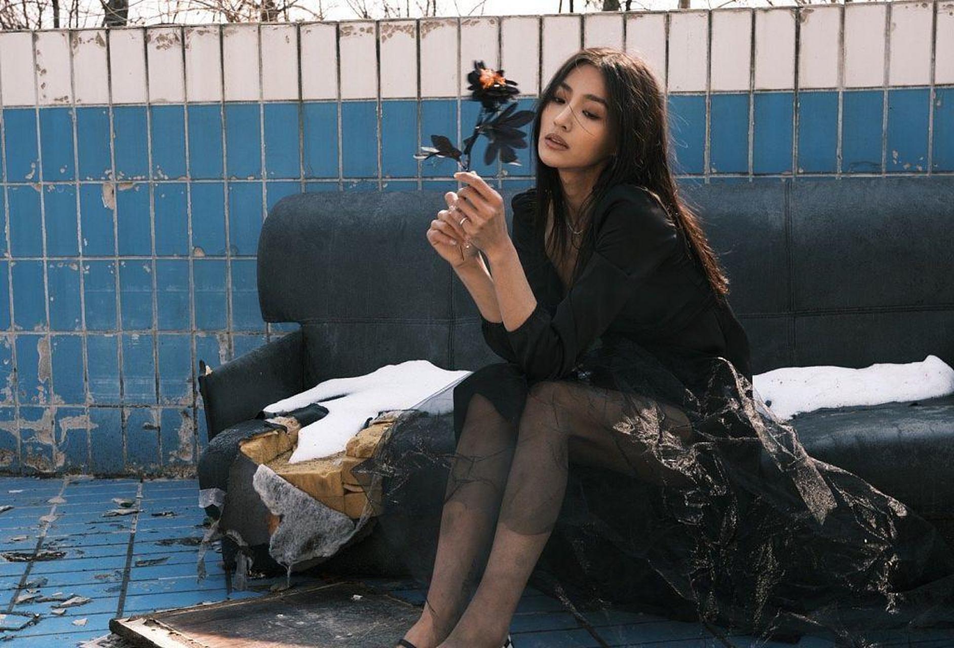 万籽麟暗黑系写真释出 烟熏妆造型尽显魅惑