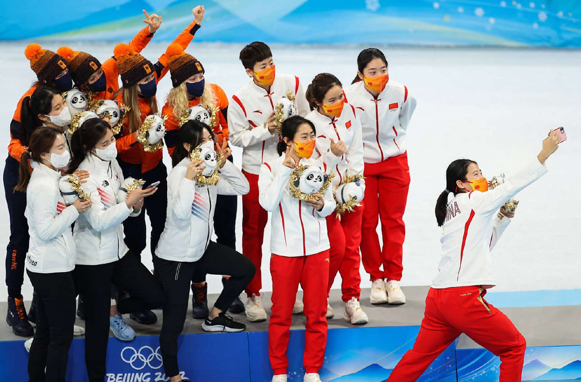 女子3000米接力颁花典礼三队合影 北京冬奥会短道速滑女子3000米接力