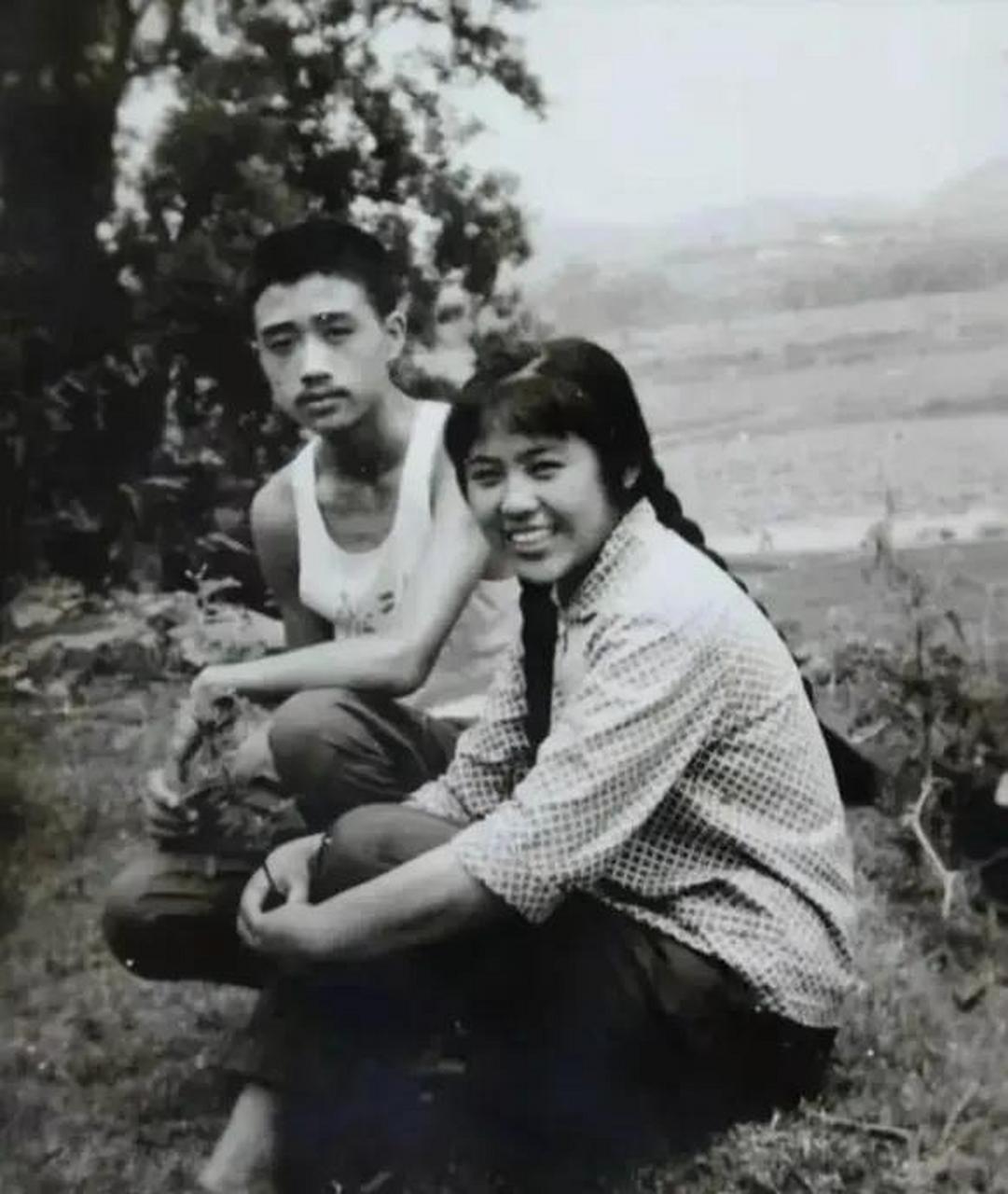 在20世纪70年代,一对年轻的知青恋人拍下了一张合照.