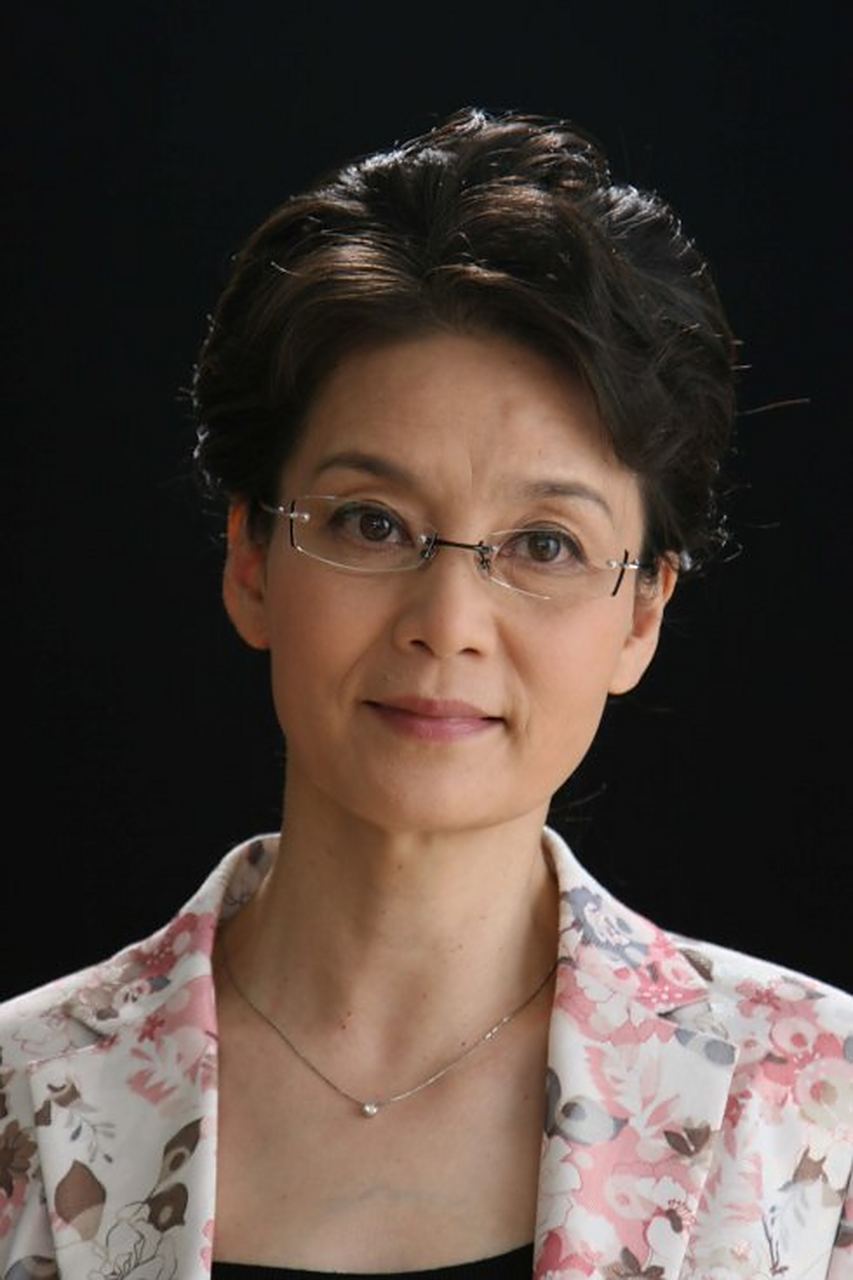 潘虹早期的长相是明艳大气的类型,眼神明亮,眉眼如画