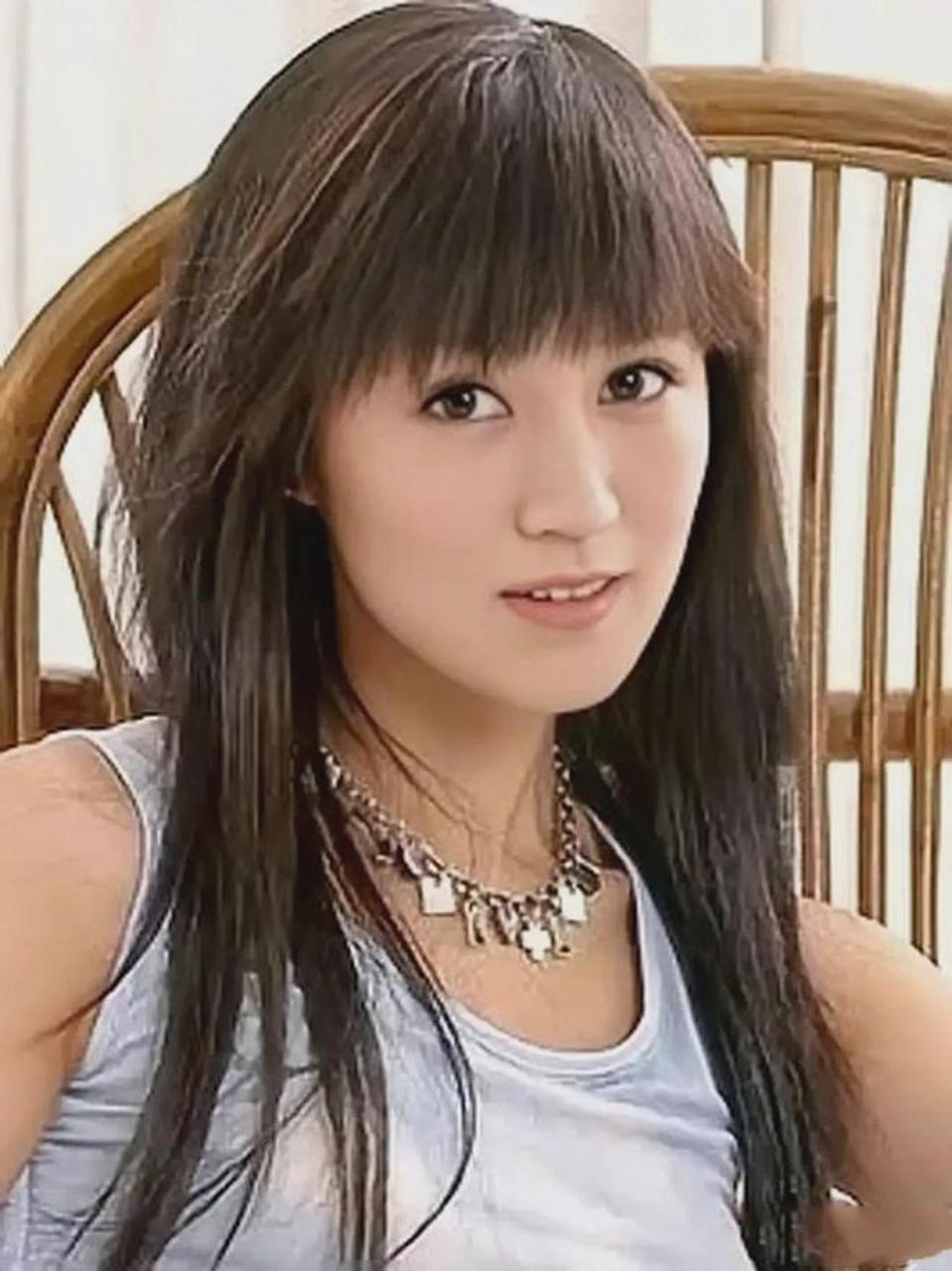 鲍蕾,是著名演员陆毅的妻子,她曾在大学时与陆毅坠入爱河.