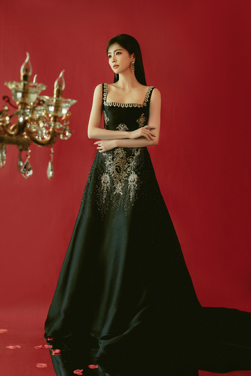 白鹿这一身黑色礼服,真的燃爆,复古典雅,女王范十足#白鹿