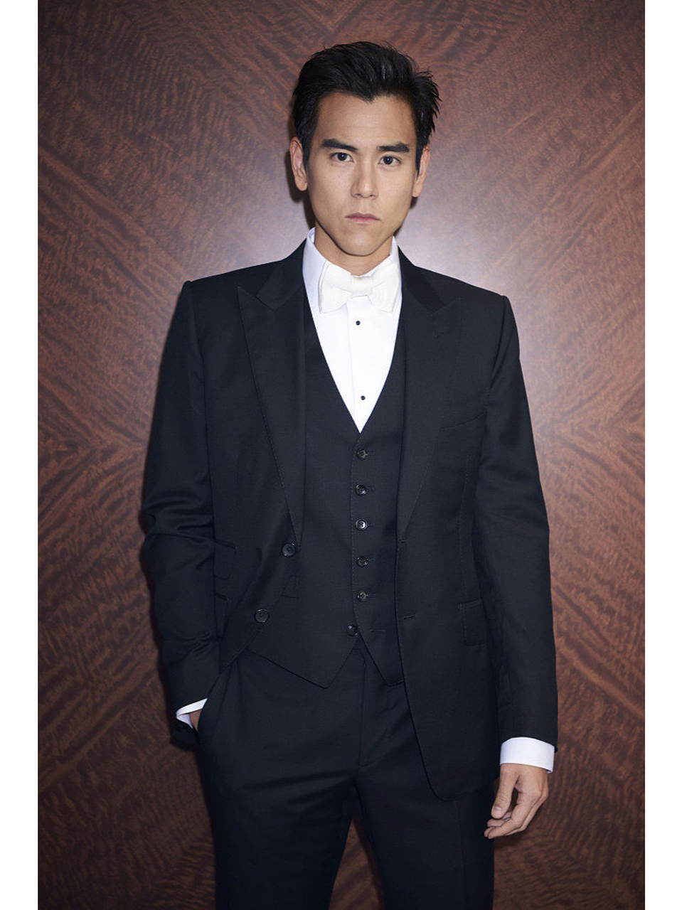 彭于晏西装穿搭 彭于晏穿修身的衬衣西装超有型 毕竟好身材摆在那里