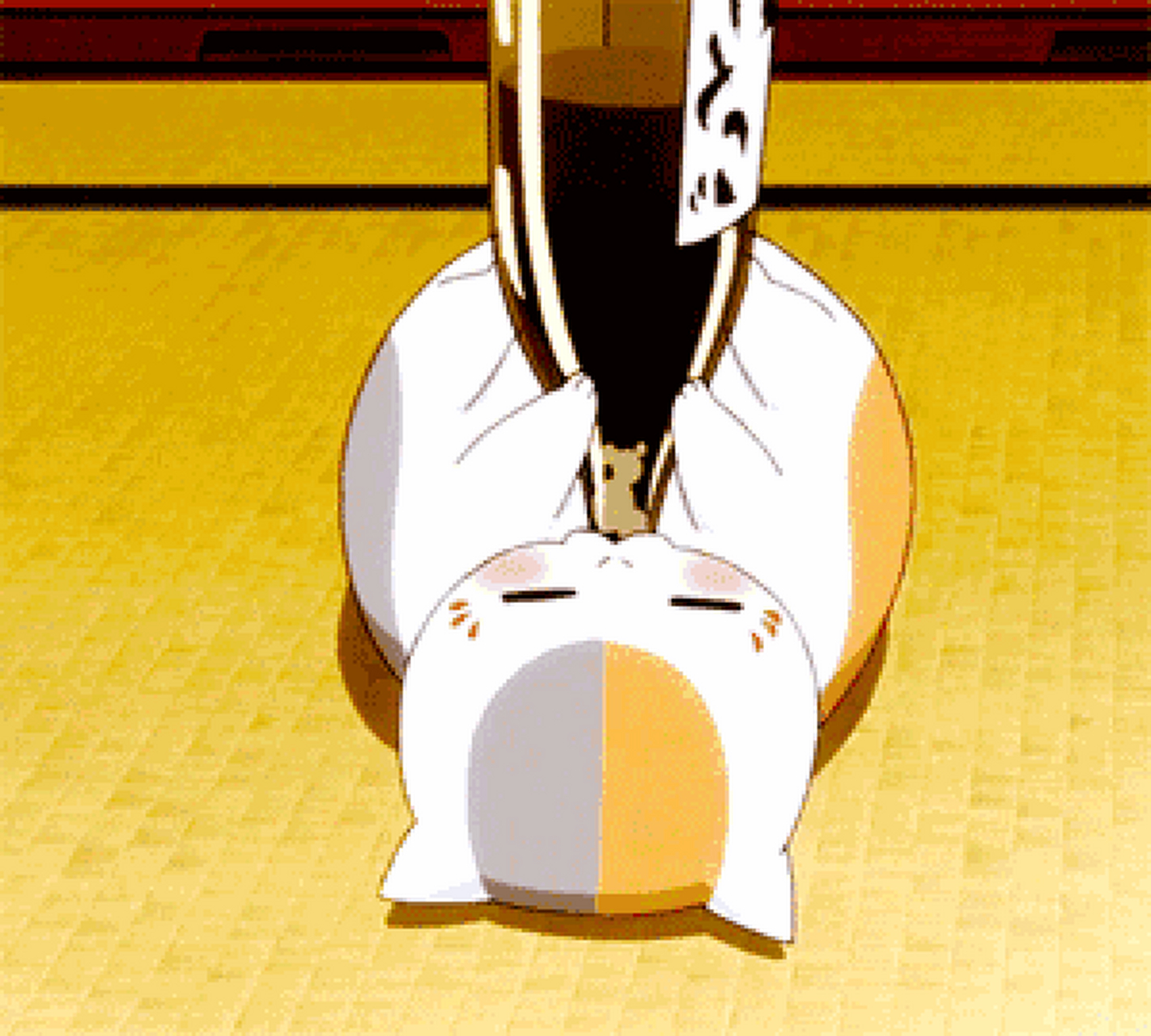 搞笑gif;第一张图踩在脚下的鸭子