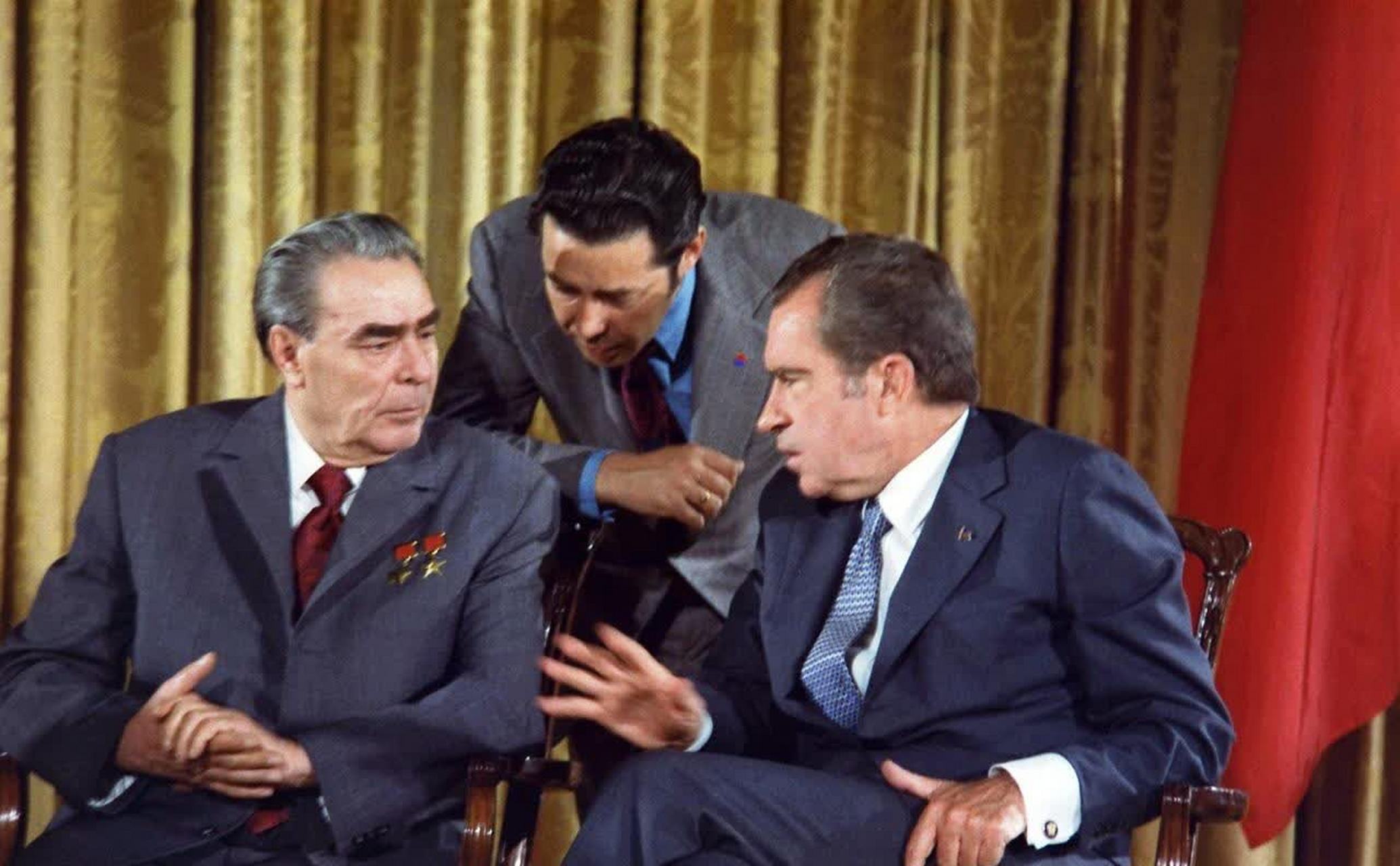 尼克松访问苏联期间,勃列日涅夫向他展示了苏联科学院的最新发明:一种