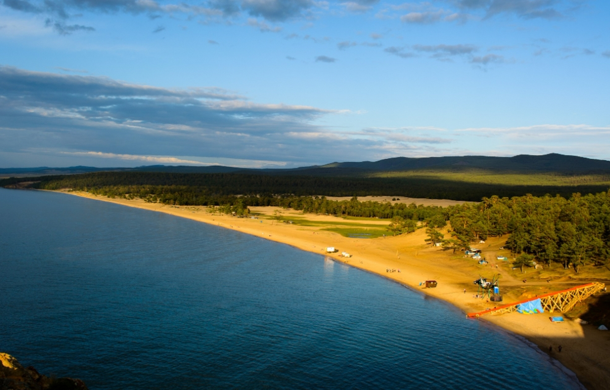 世界上最深的湖泊是贝加尔湖(lake baikal),位于俄罗斯西伯利亚地区.