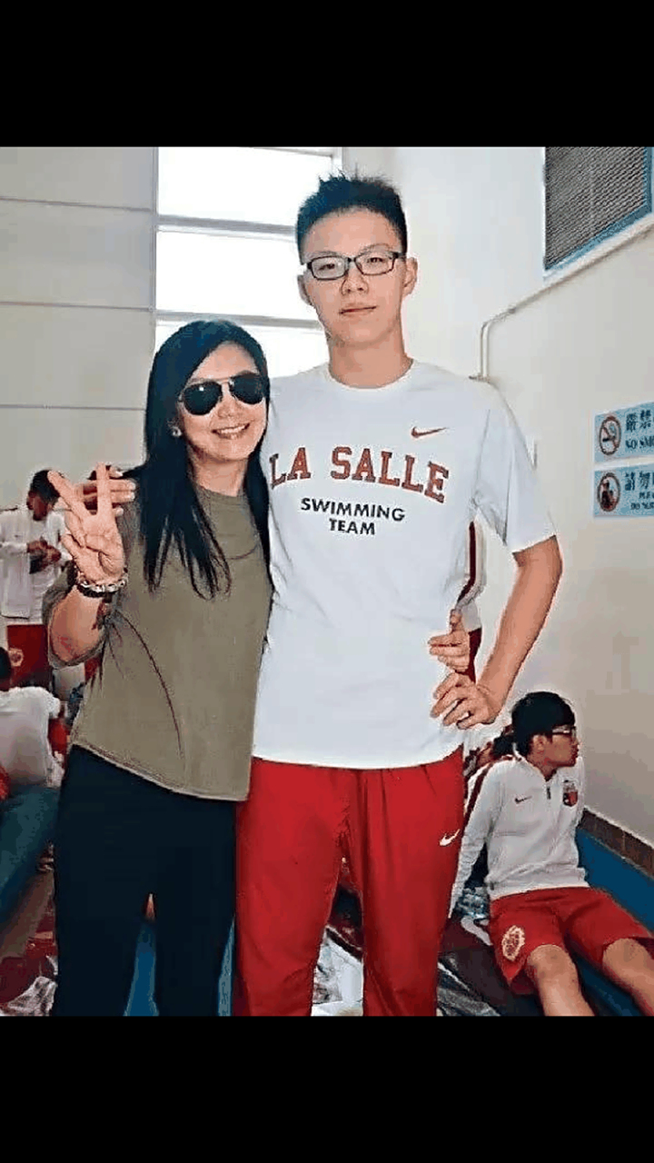 gif创作人# 香港著名女星曾华倩儿子林浩贤生活照,如今23岁,身高191