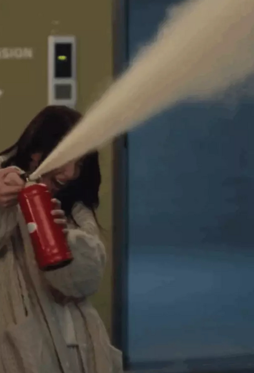 近日,电视剧《我的人间烟火》里男女主角在使用灭火