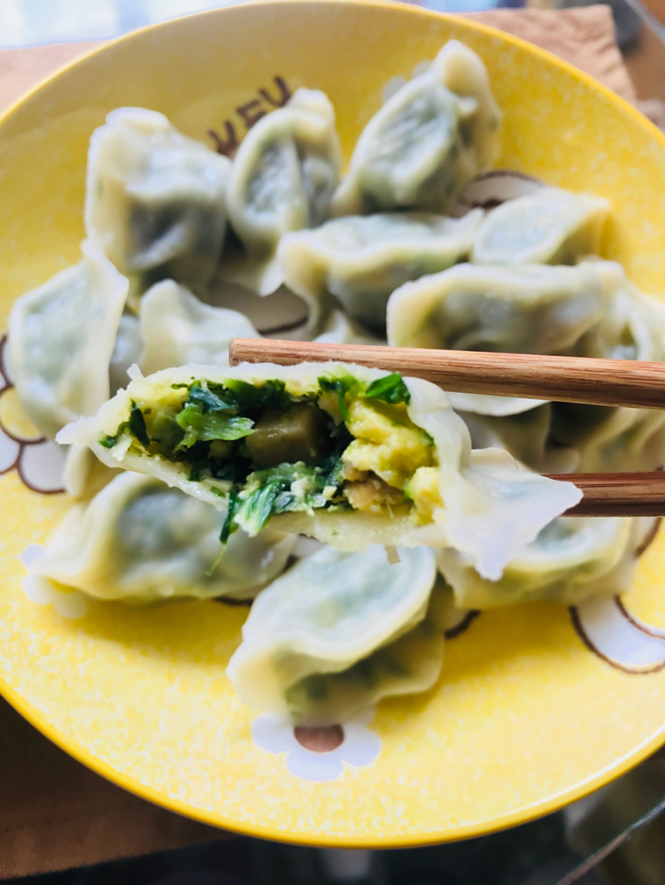 荠菜罗汉笋水饺家里水饺的囤货是不会断的,每次去超市都会买一点思念