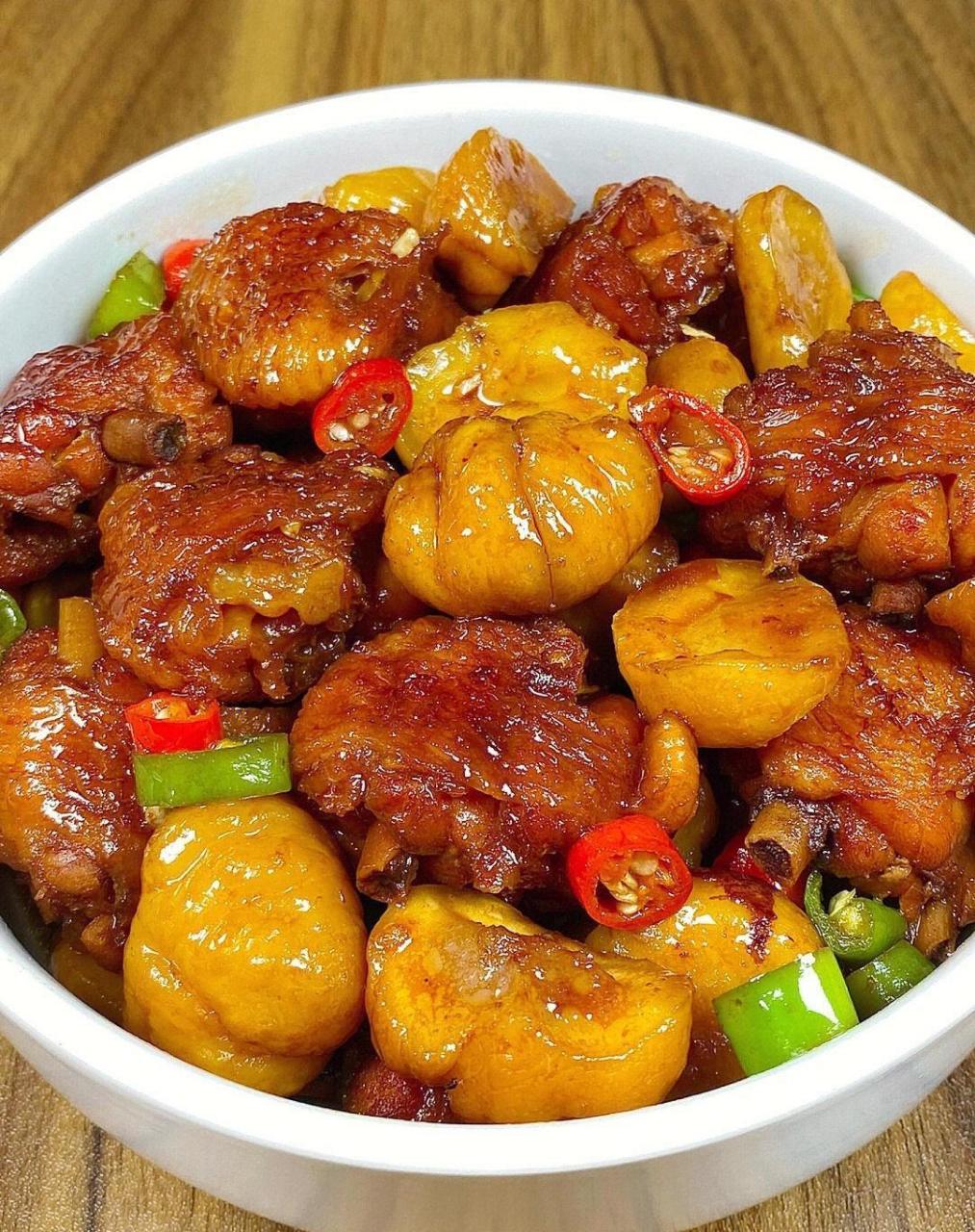 鸡翅酱香浓郁,好吃又下饭 做法简单,快安排起来吧～ 食材:鸡翅,板栗