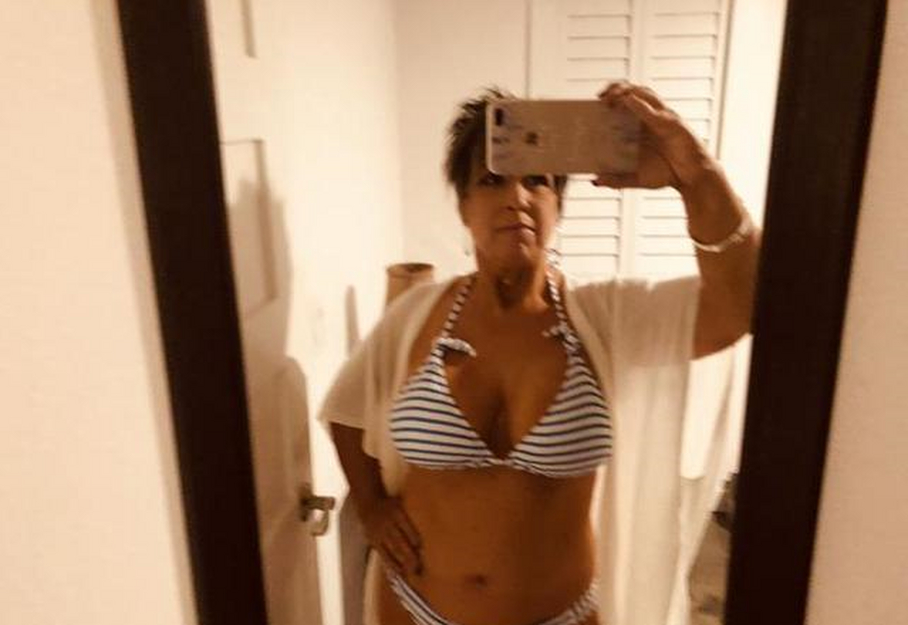 52岁的薇琪·格雷罗挑战比基尼泳照,为了aew也是拼了  摔跤网讯,薇琪