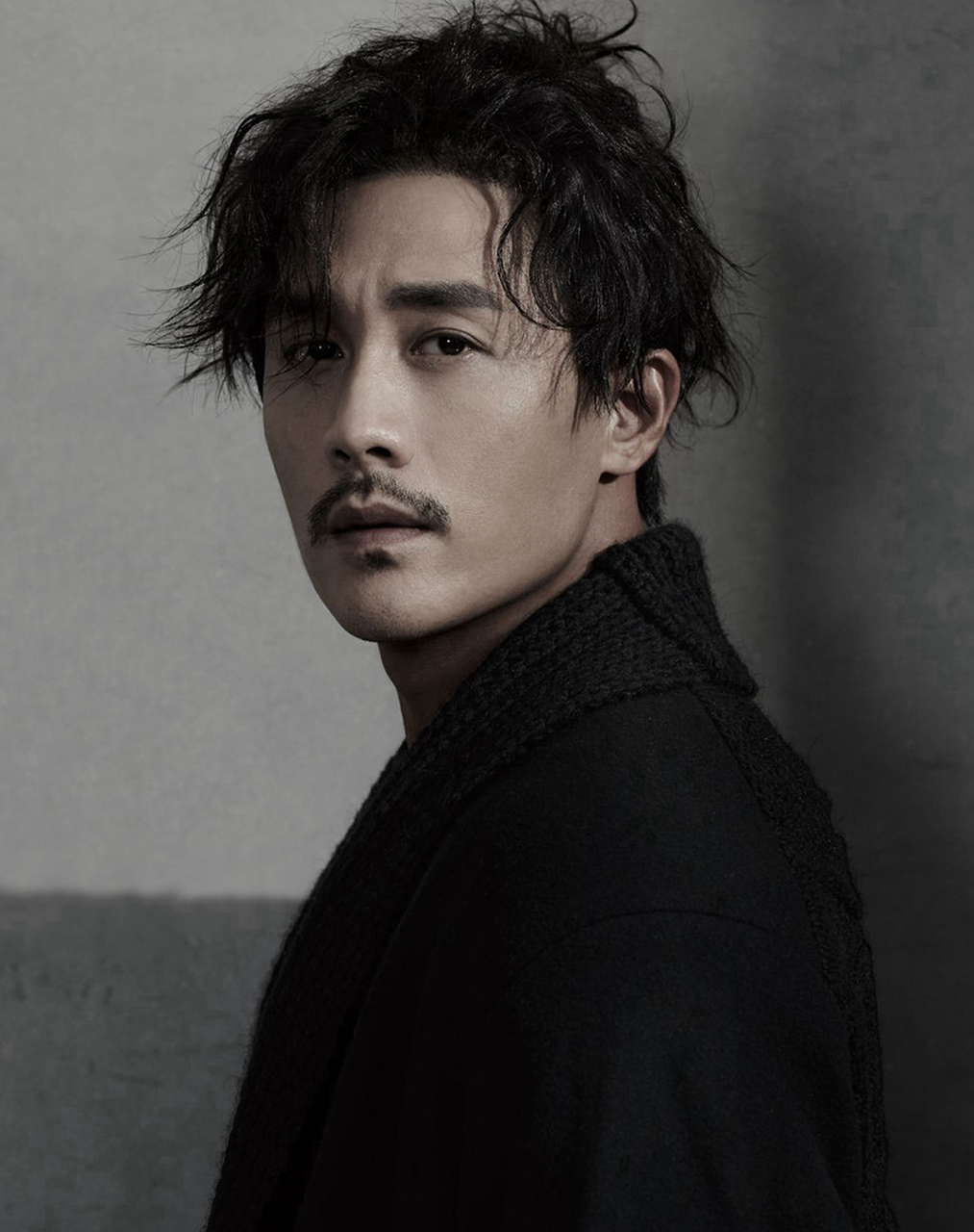 杜淳老婆王灿正面照罕见曝光,王灿身穿浅绿色西装,内搭白色衬衫,简单