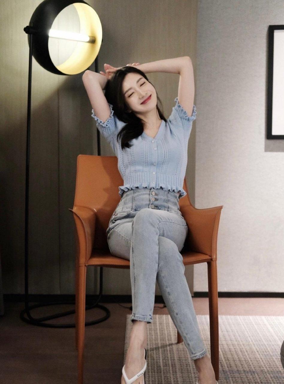 江疏影,牛仔裤也能显身材  #娱乐最前沿