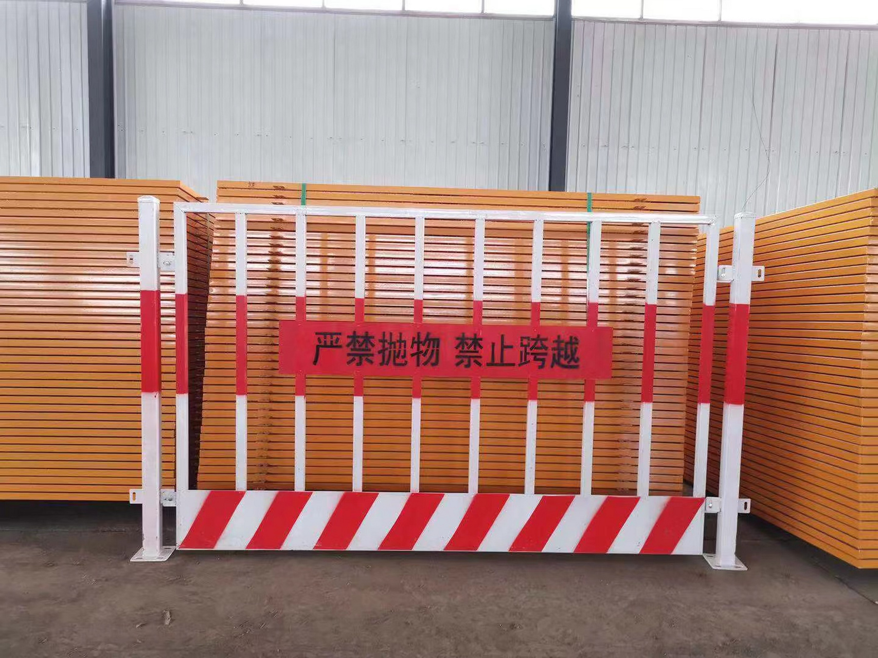 施工现场预防人身伤害必备的防护设施,它适用于各类建筑施工工地护栏