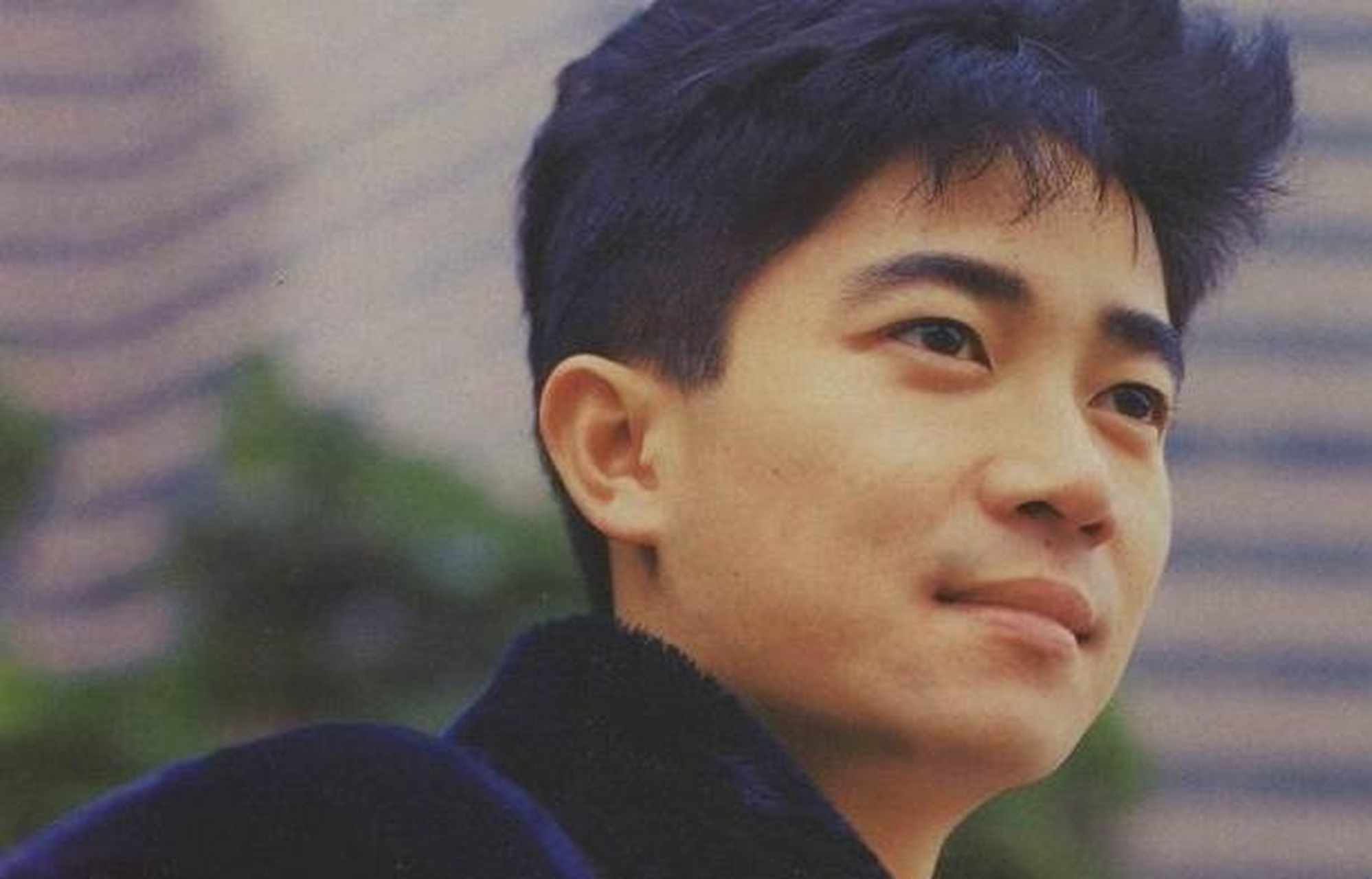 1980年,陈百强和张国荣一起出演了电影《喝彩》,在这部电影中陈百强是