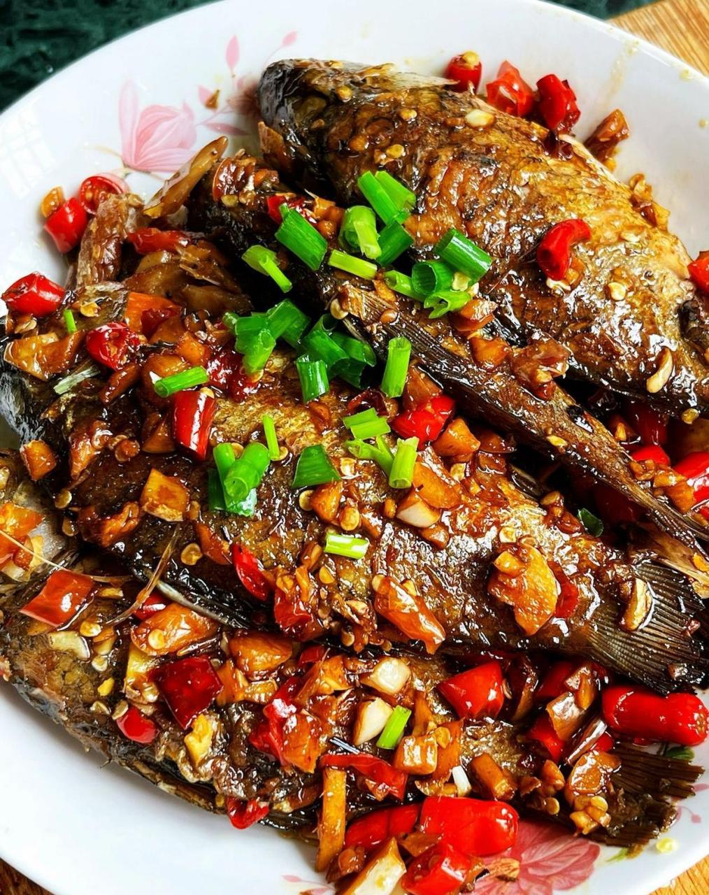 做法 1鲜活野生小鲫鱼去内脏去鱼鳞,清洗干净血水,控干水备用,大蒜子