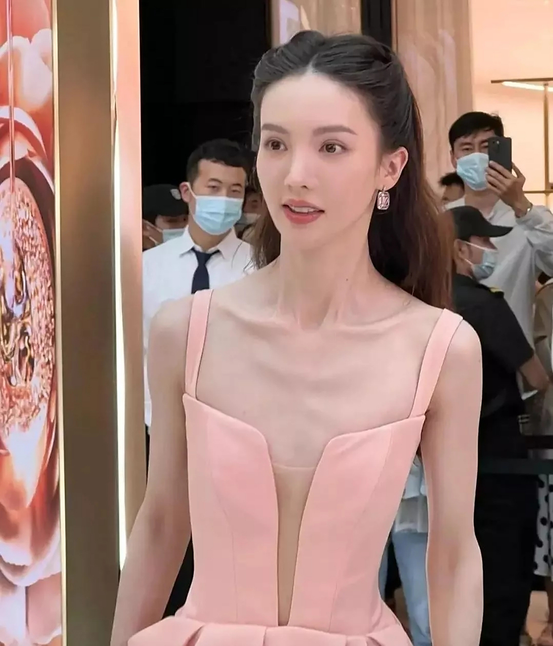 娱乐圈论前胸贴后背,最有得一拼的就是金晨和周冬雨了.