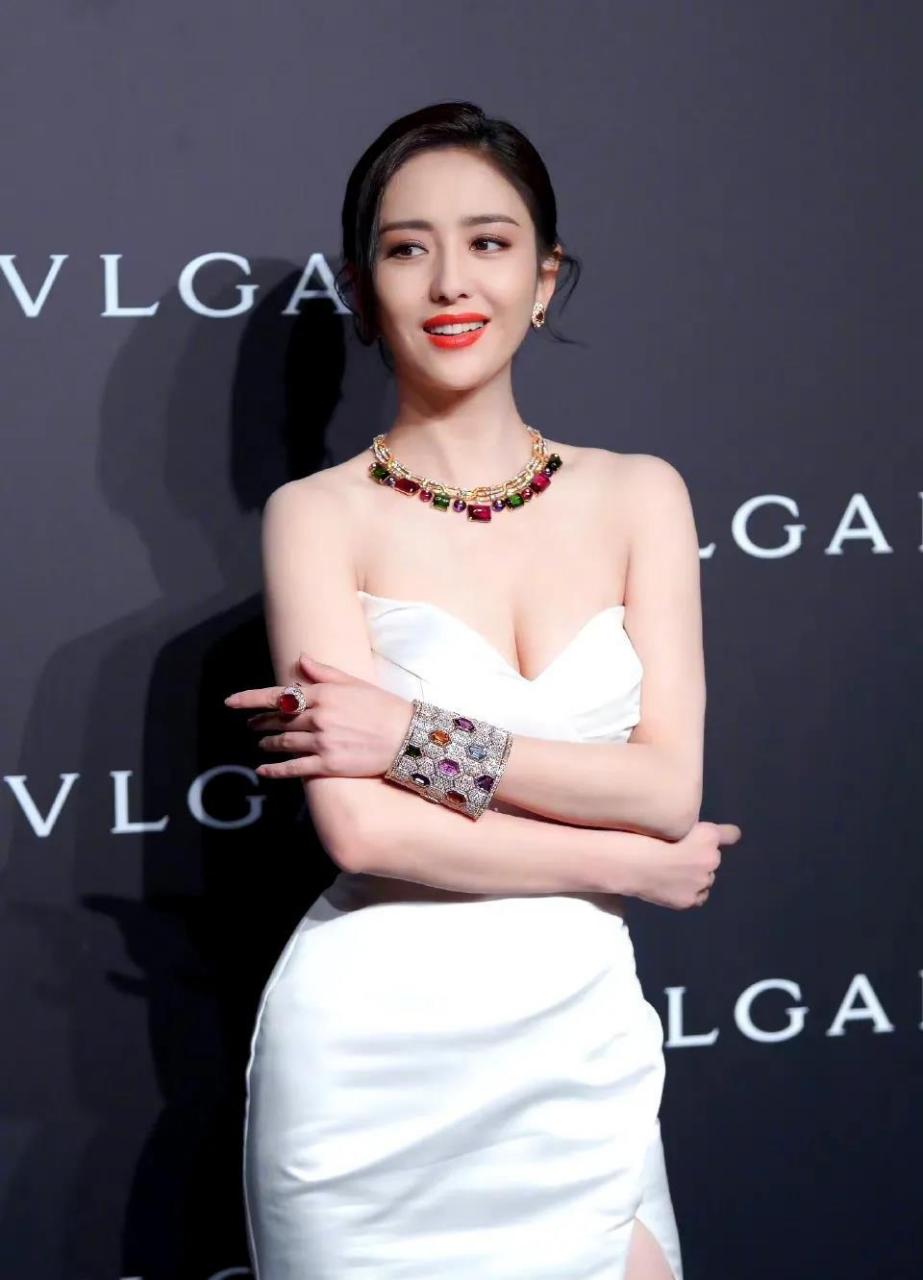 佟丽娅 女神出席活动,身穿白色抹胸开叉连衣裙,结合修身的版型,将身材