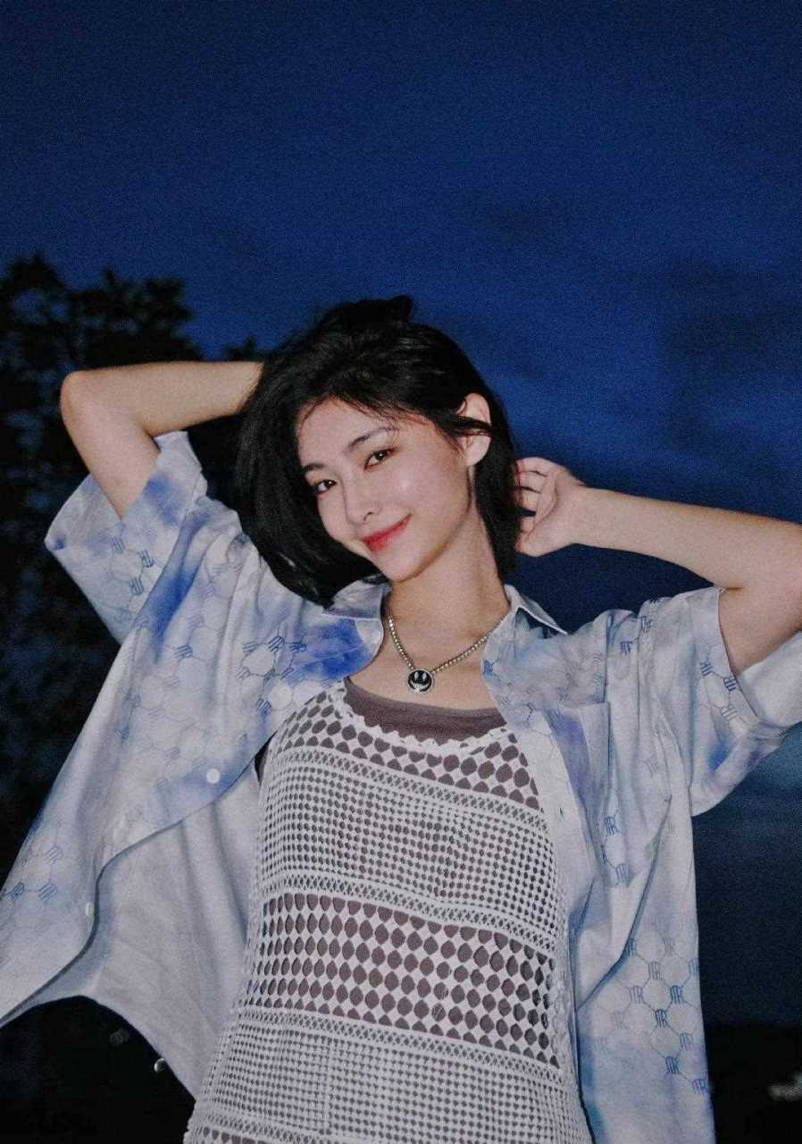 许佳琪夜色氛围感随拍,白色镂空吊带裙 蓝色晕染衬衫,清新美丽,晚风吹