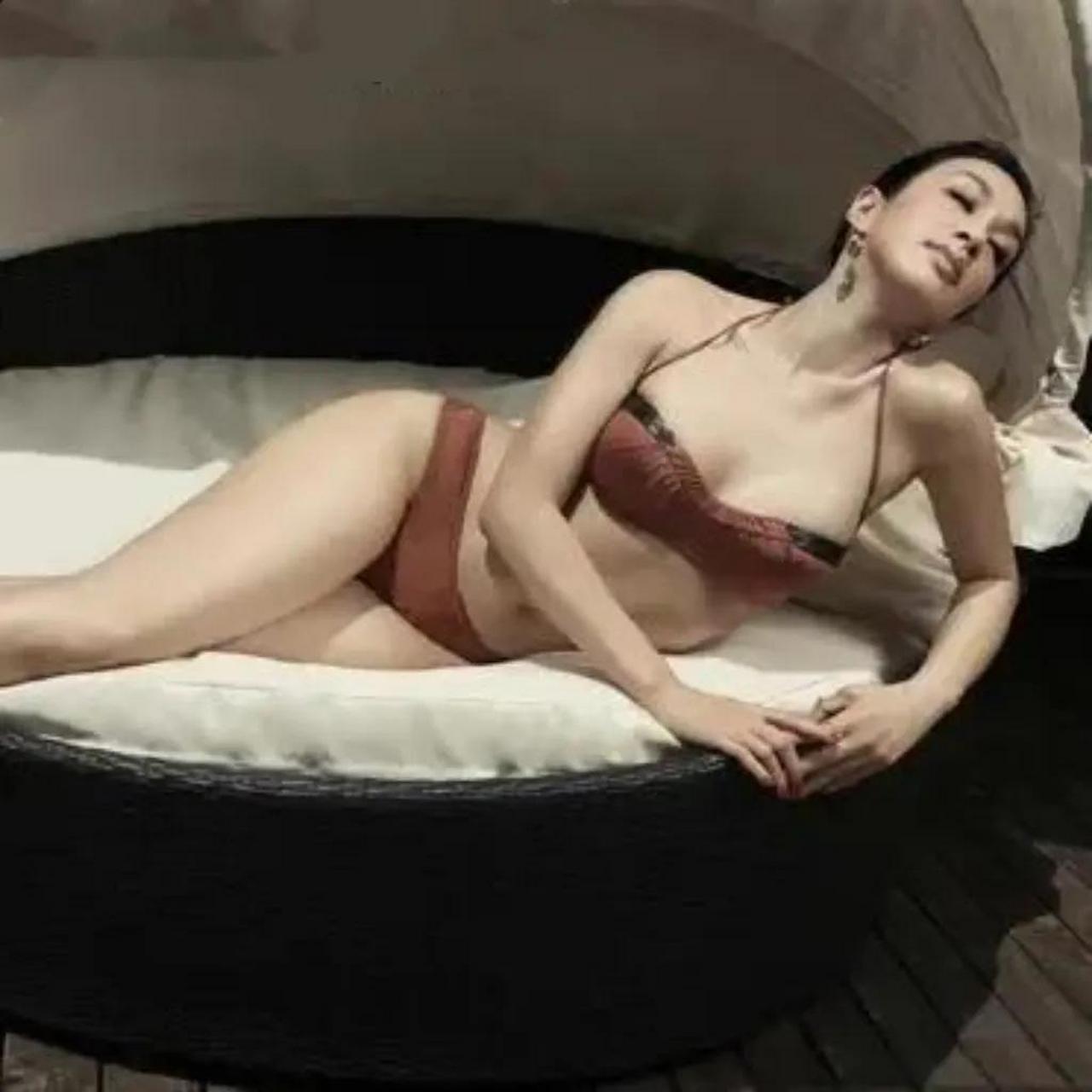 钟丽缇的五官清晰明艳,气质高贵大气,再加上她火辣的身材,简直成为