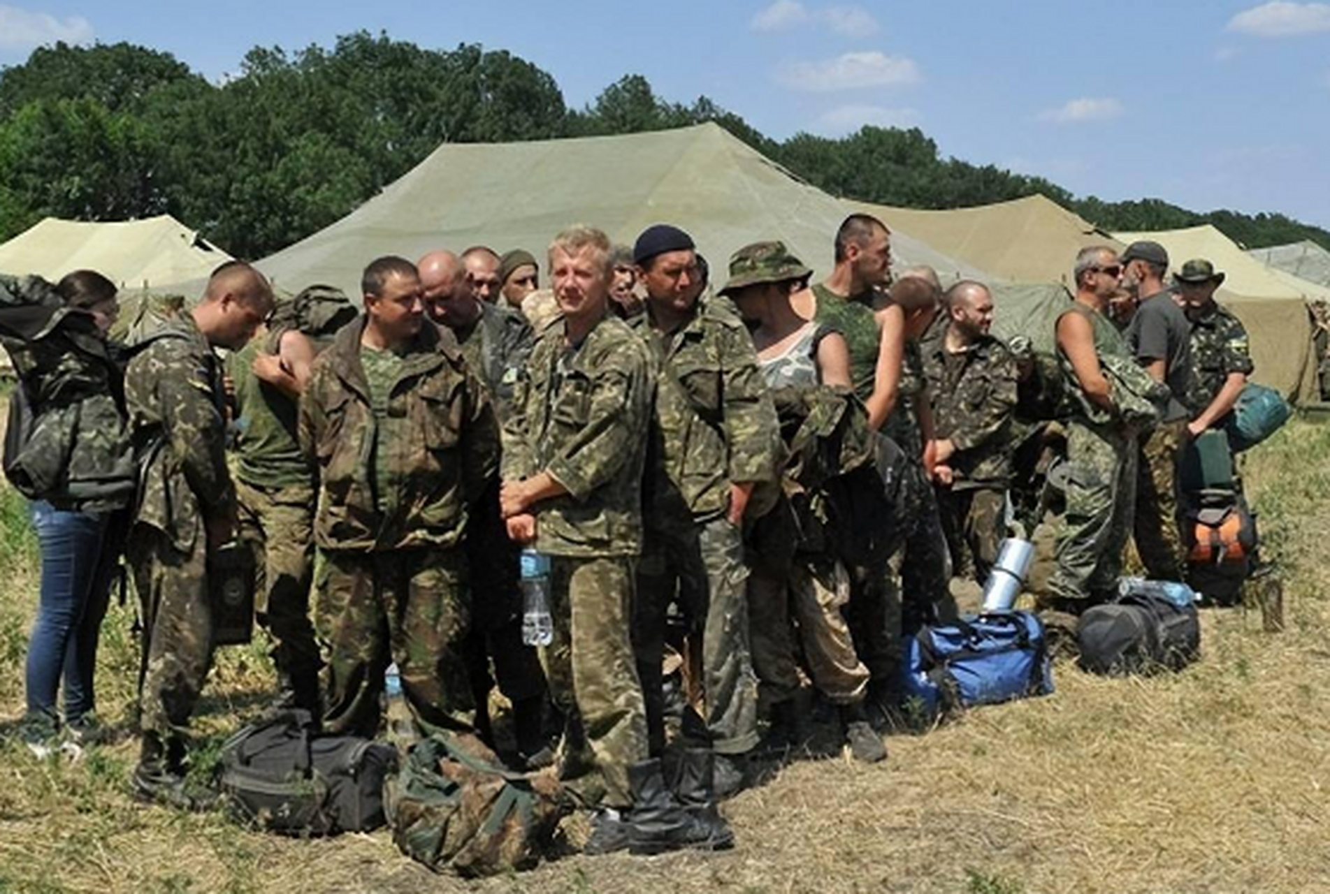 乌一万援军到现场 直接投降  近日,地点:巴赫穆特,一长队乌军正举手起