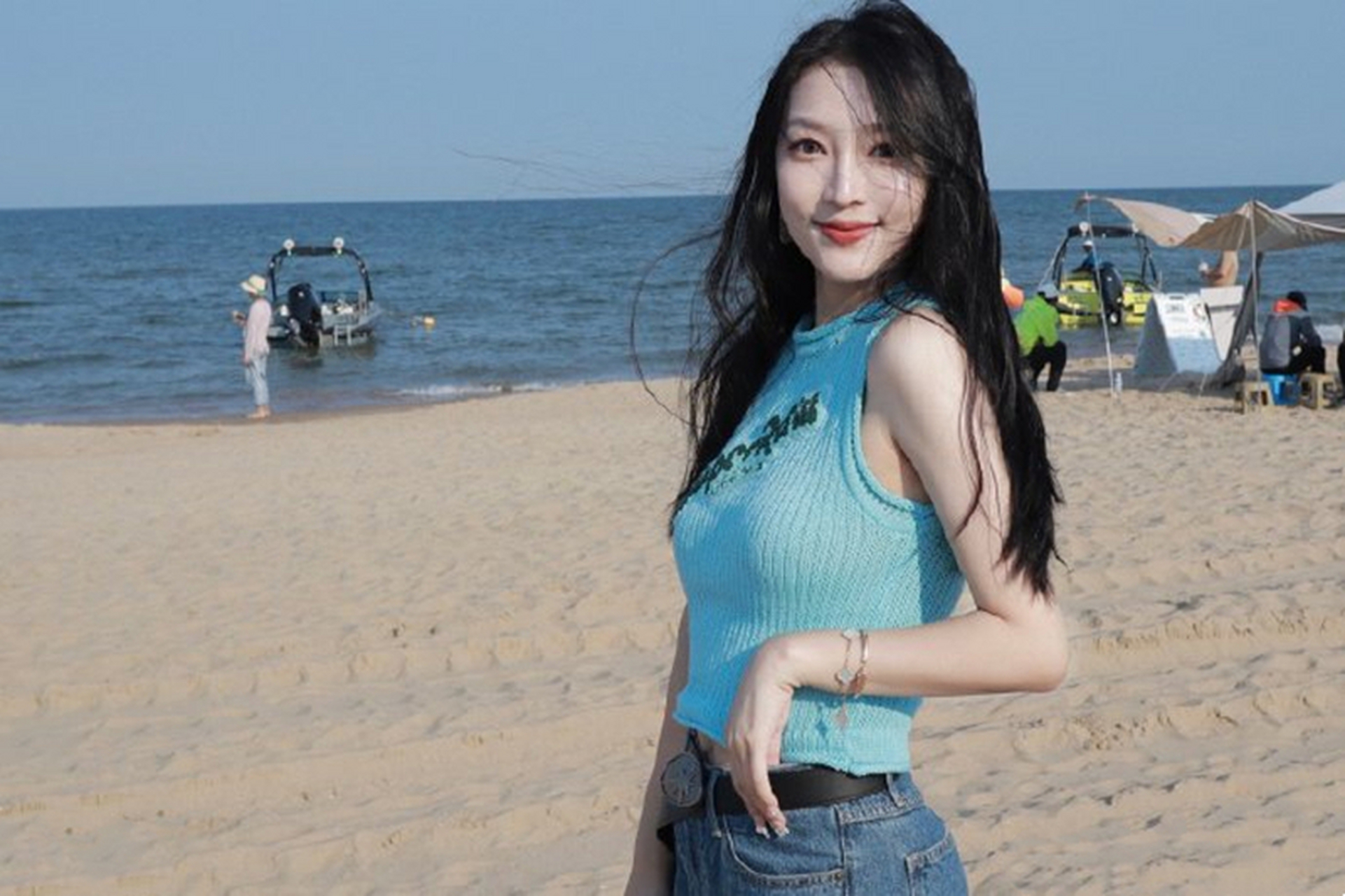 不少网友直呼,饼嫂真漂亮,饼哥基因真强大.