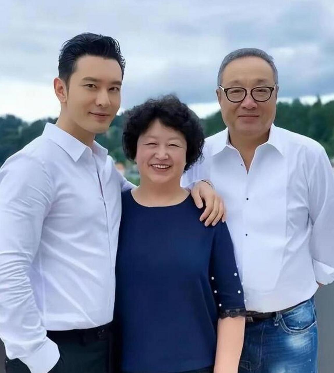 黄晓明与父母的宝贵合影展现出来.