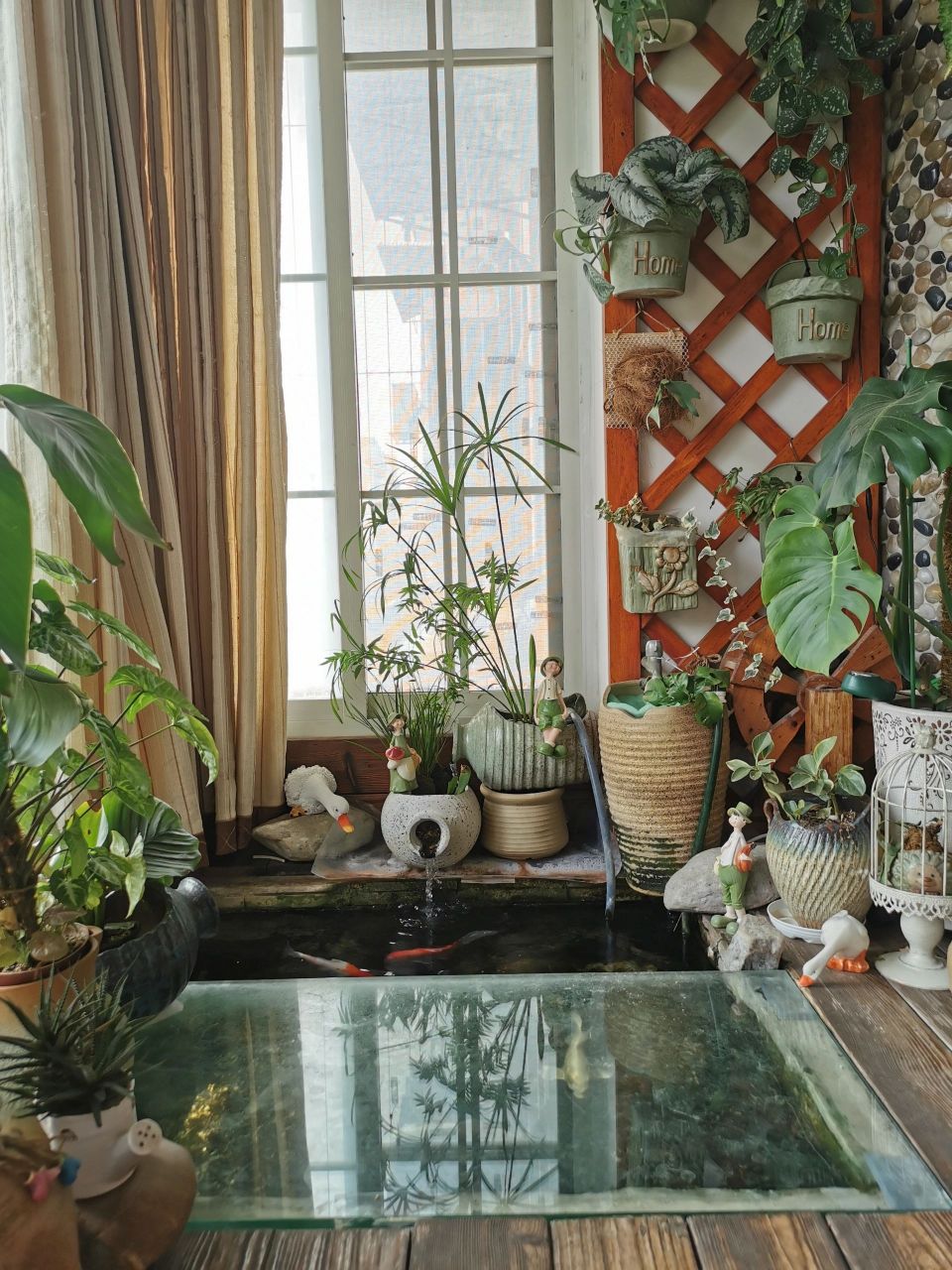 发现一位湖南屋主家的阳台,因造了个"内嵌式"鱼池而走红,养花喂鱼,太