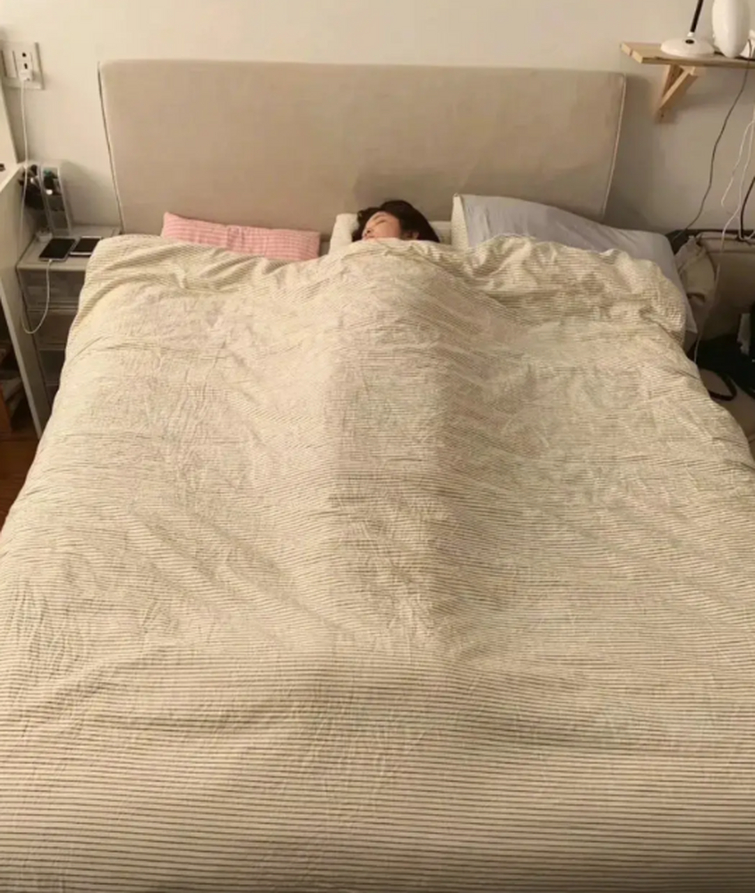 早起上班,不敢打扰老婆睡觉,给她盖上被子我就走了