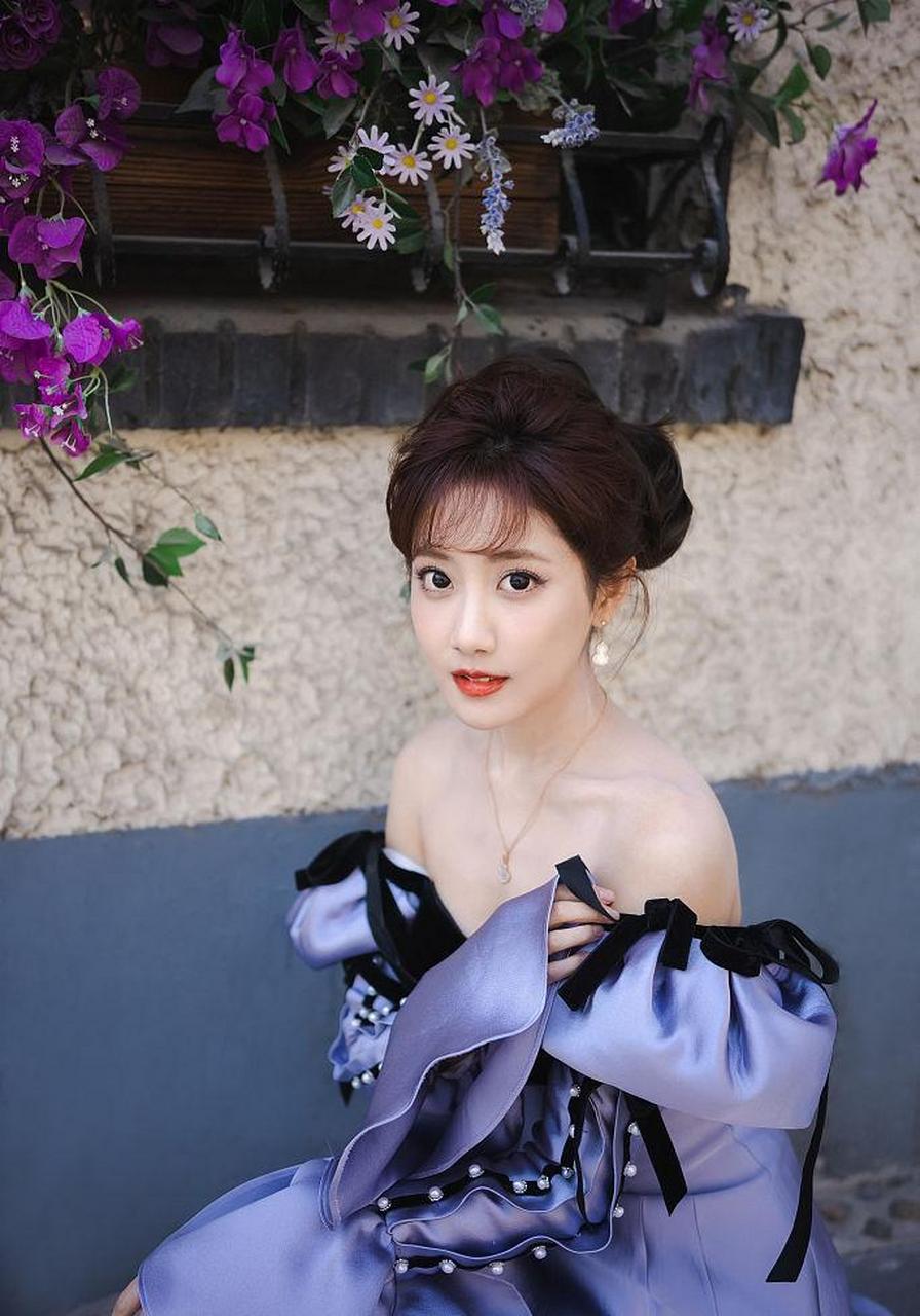 李艺彤复古造型现身芭莎珠宝夜宴 着紫色缎面礼服裙化身在逃公主