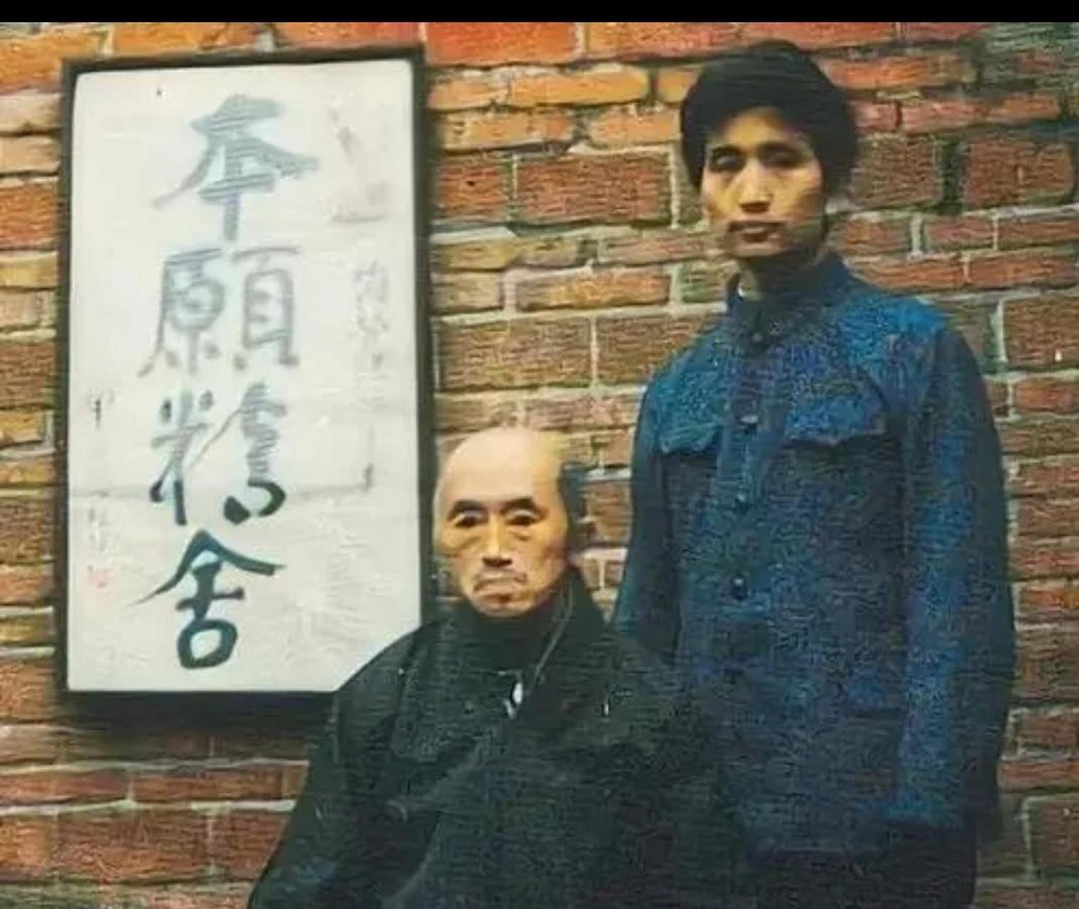 他们说,80年代的时候,有个叫严新的人和海灯法师合了一张照片!