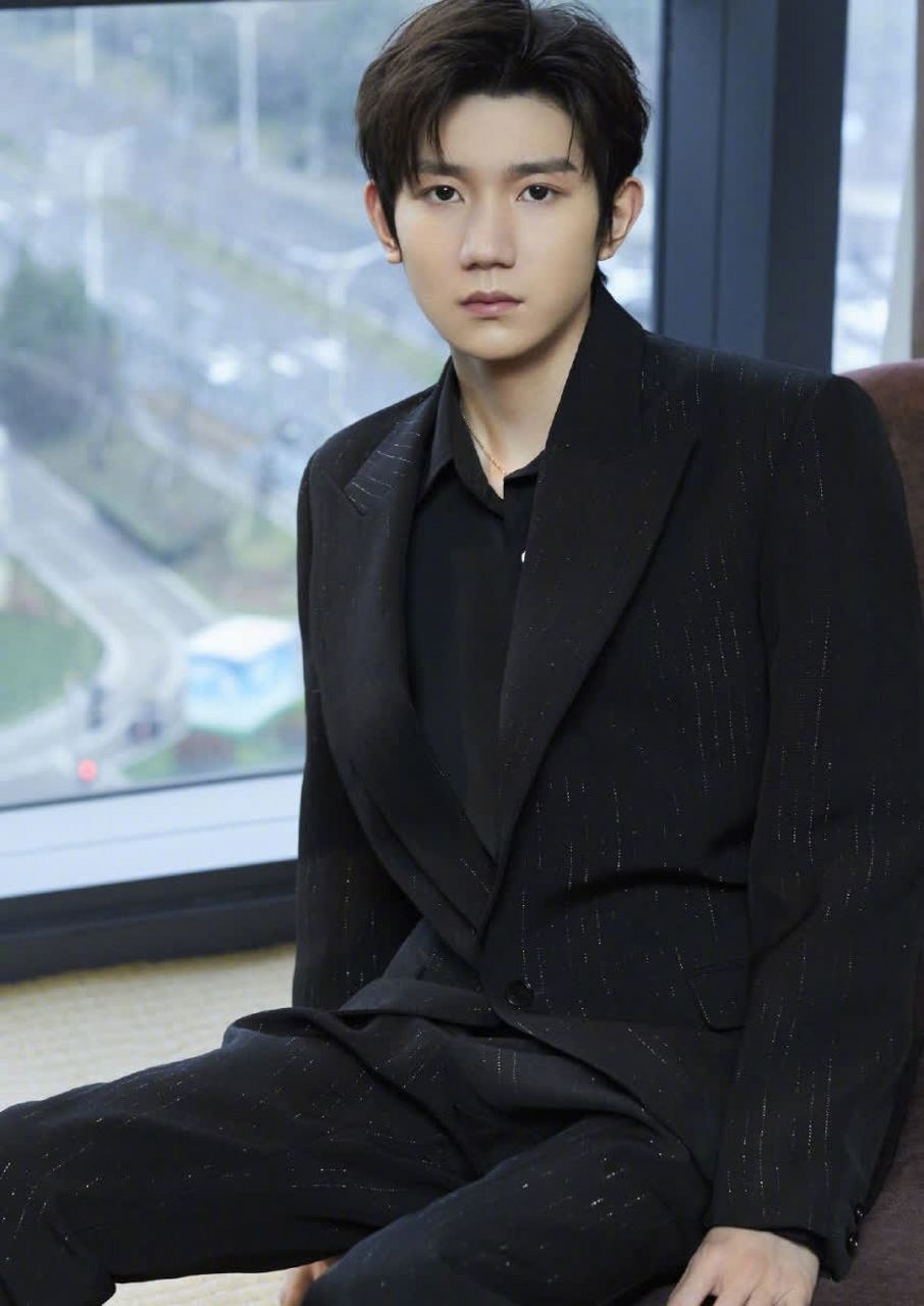 王源身穿azzaro 2021春夏高级定制连衣裙.