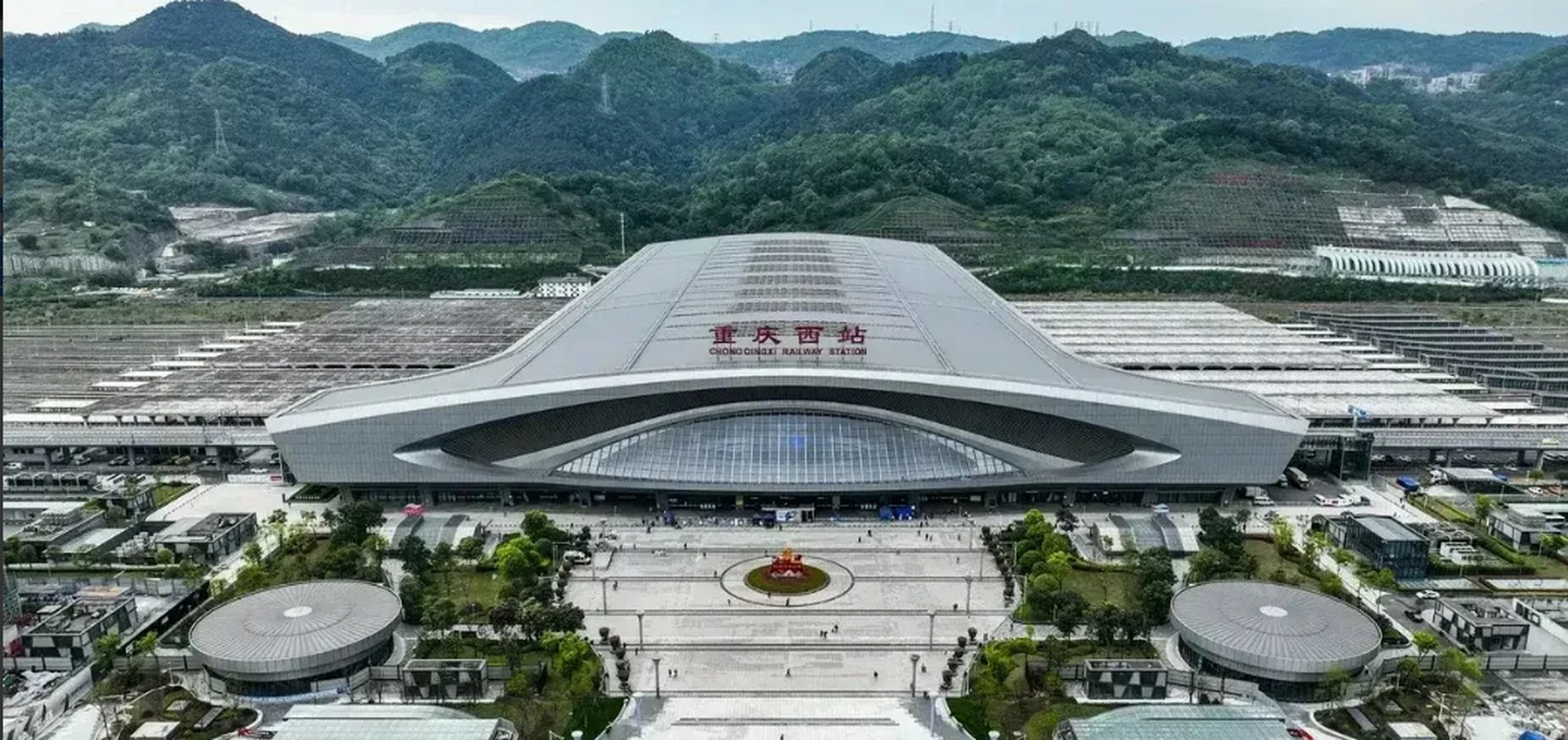 广安这是多想向重庆靠拢呀,就连高铁站广安东站的外观都和重庆西站