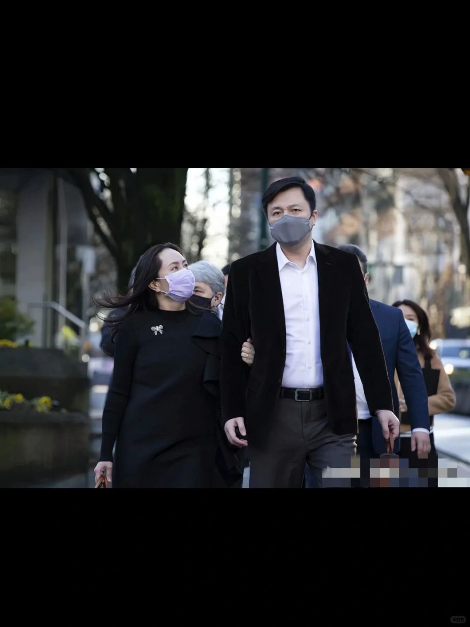孟晚舟看向丈夫刘晓棕的眼神充满爱意  孟晚舟的两段婚姻,有四个子女.