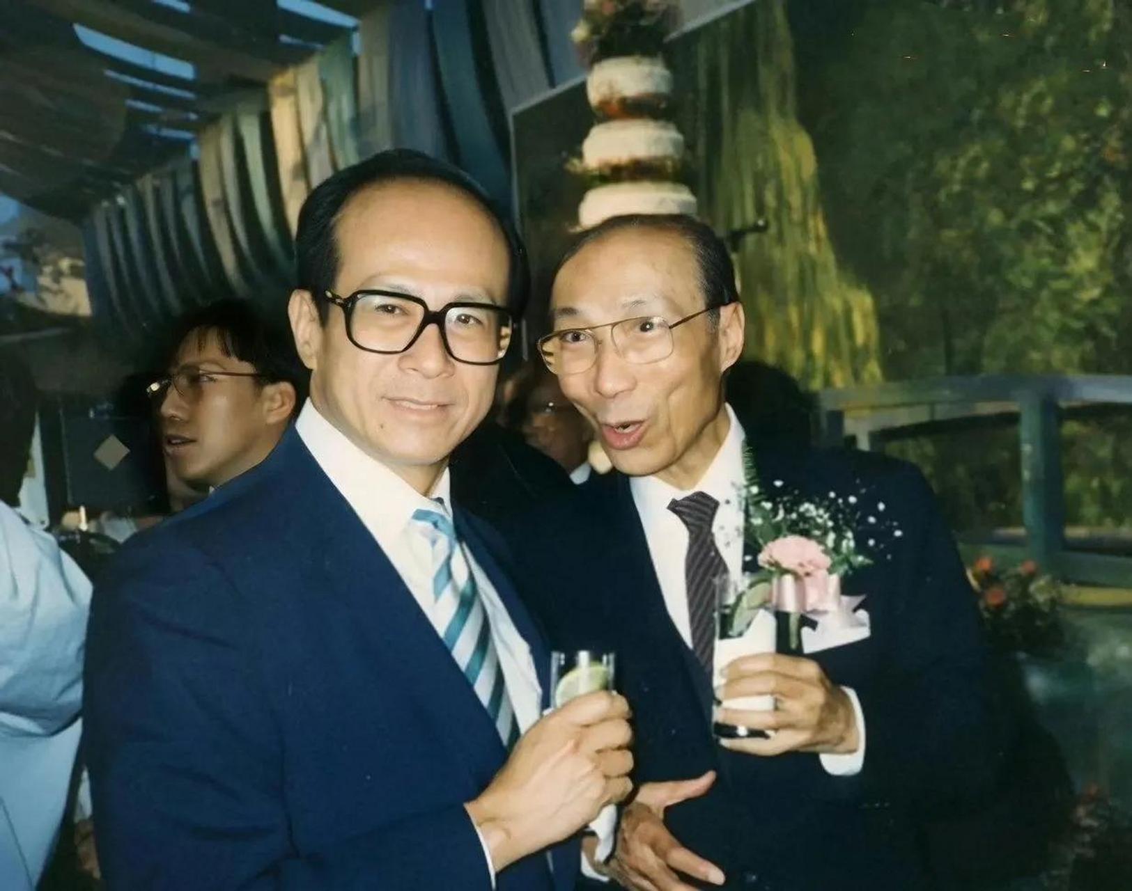 1988年,李嘉诚和邵逸夫在一场酒宴上同框的照片已经成为了历史的见证.